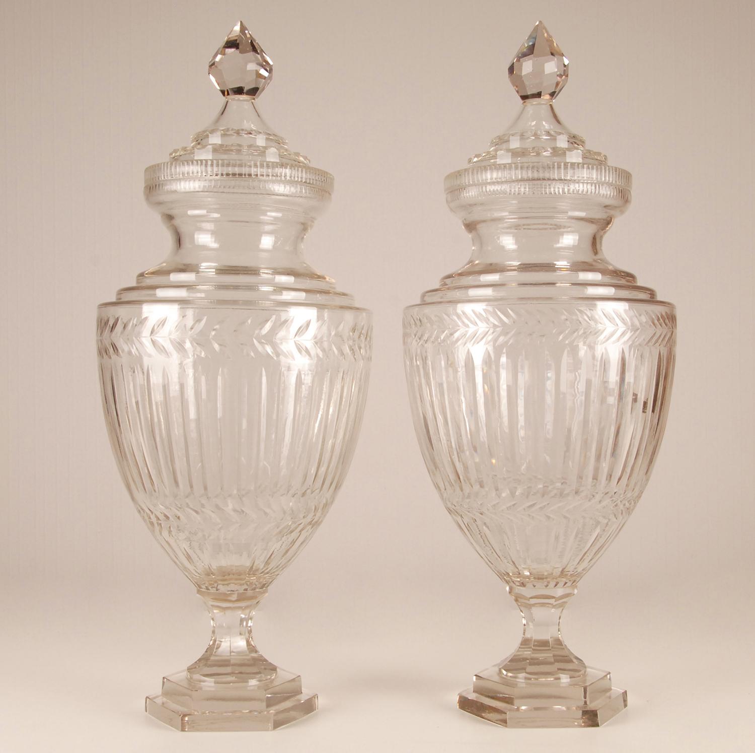 Victorian clear glass covered urns cut crystal vases
Material: Glass, crystal, cut crystal, engraved glass, mounted
Design: Made in the manner of Baccarat, Saint Louis, Val saint Lambert
Style: Neoclassical, Victorian, Antique, 19th century,