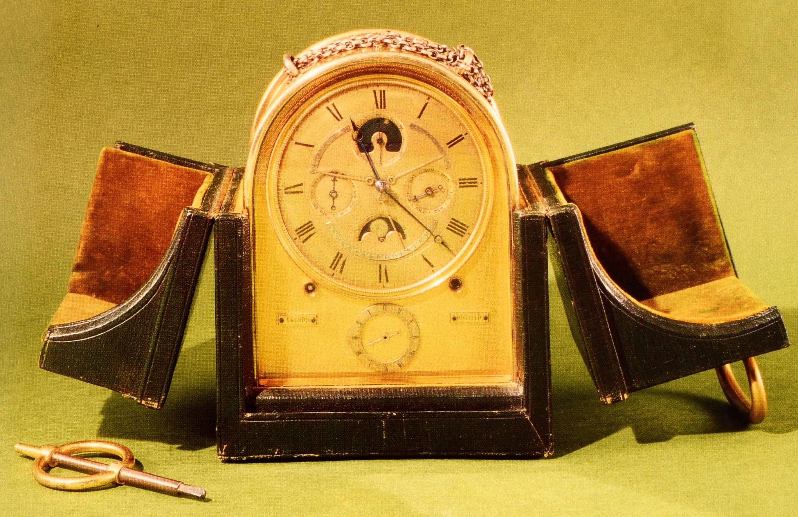 Horloges victoriennes par Richard Good. 1ère édition, couverture rigide avec jaquette. Dans cet ouvrage fascinant et entièrement illustré, Richard Good examine en détail plus de 140 exemples des différents types d'horloges fabriquées à l'époque