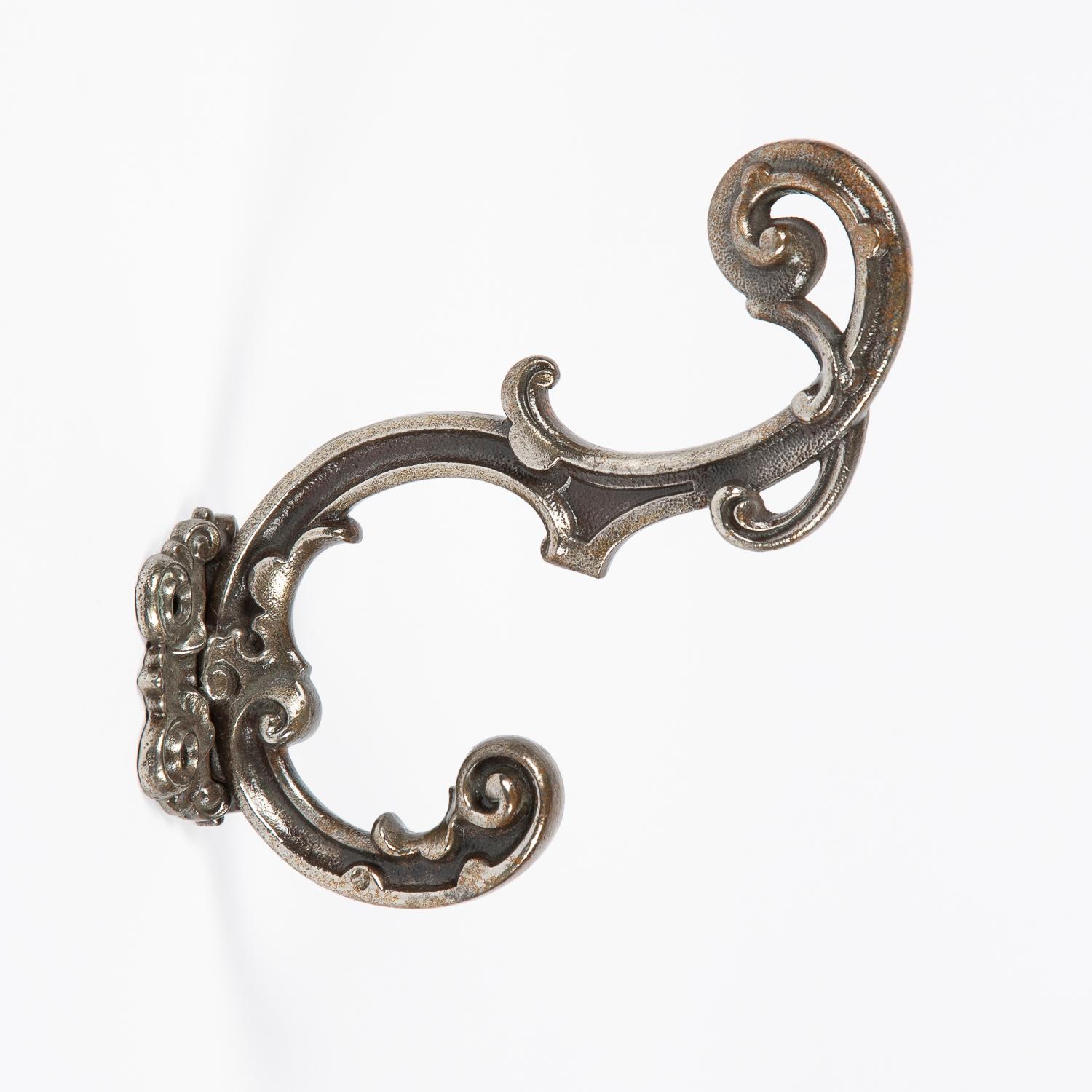 A set of 3 Victorian cast iron hat and coat hooks, circa 1900.

Coalbrookdale style with foliate decoration.

Projection from wall: 6 1/2 inches - 17 cm.