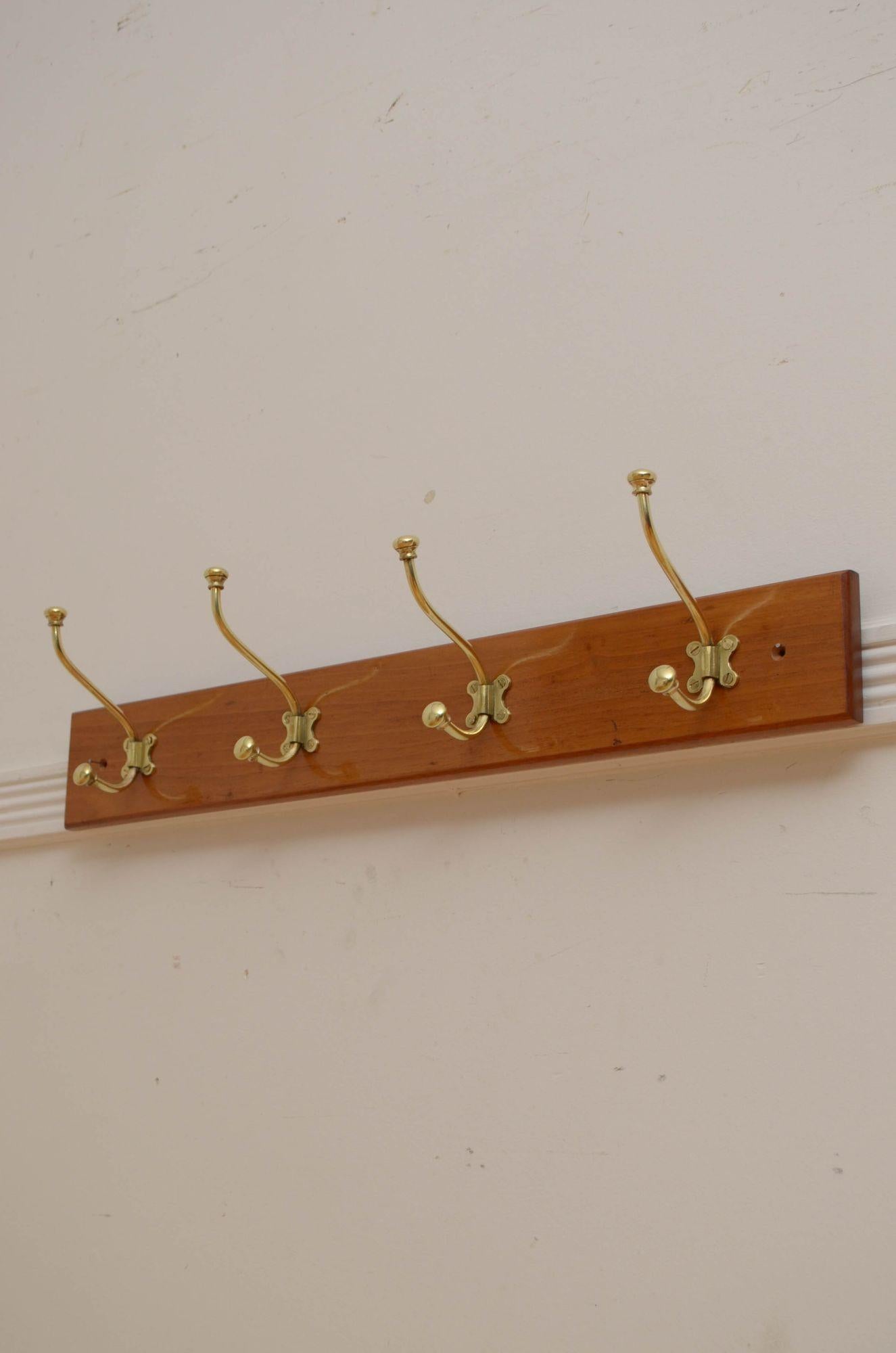 P0280 Fine Victorian coat rack with four shaped coat and hat hooks in brass on solid walnut backing. Cleaned and polished, ready to place at home. UK mainland delivery included. c1880
H6 1/4