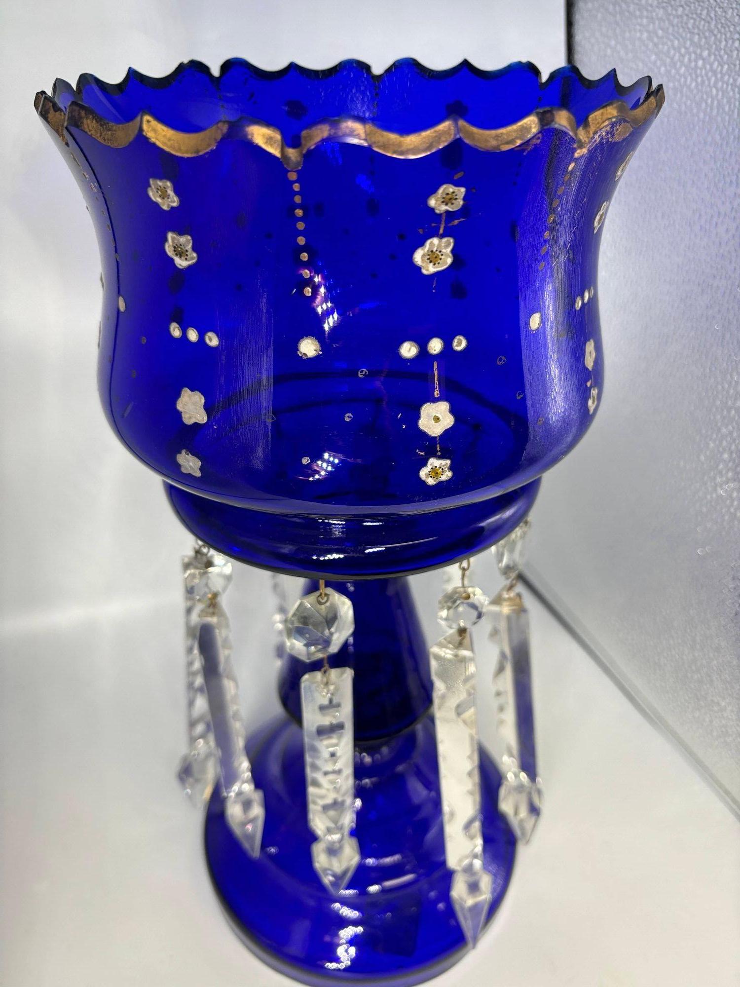 Magnifique vase victorien en verre bleu cobalt doré à la main avec des gouttes en verre taillé de la fin de l'ère victorienne.