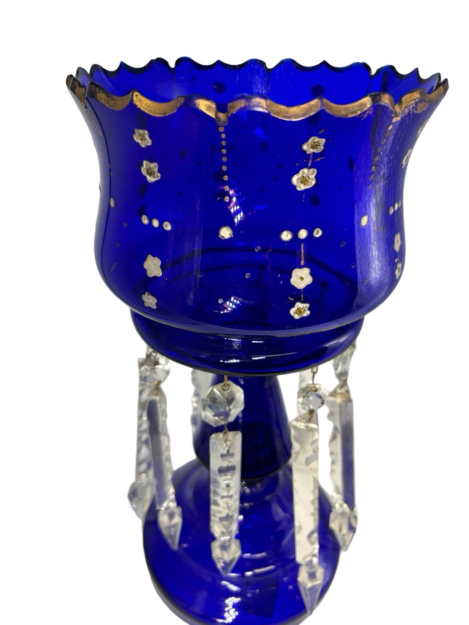 Victorien Vase lustre victorien en verre cobalt taillé et doré à la main en vente