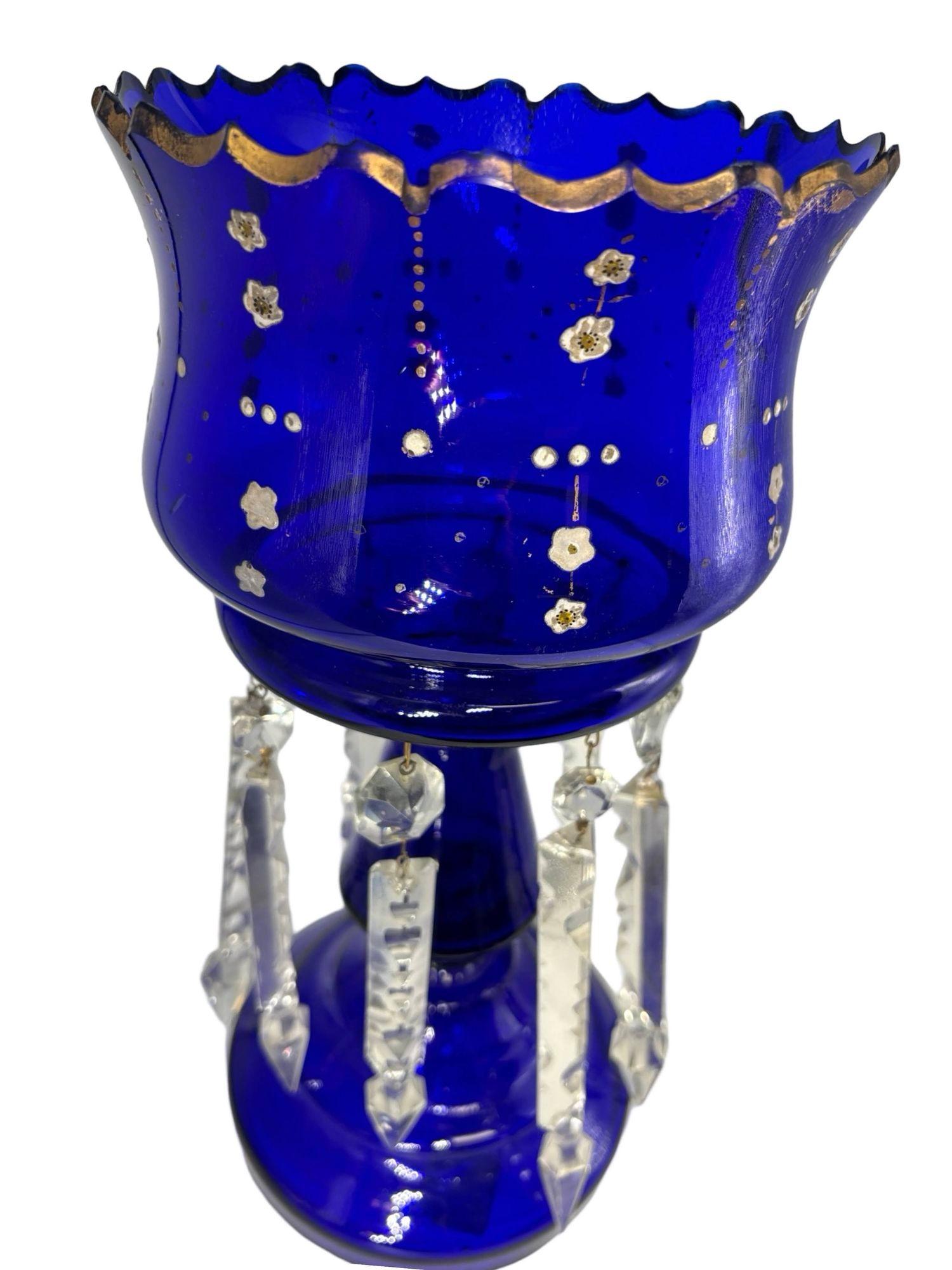 Américain Vase lustre victorien en verre cobalt taillé et doré à la main en vente