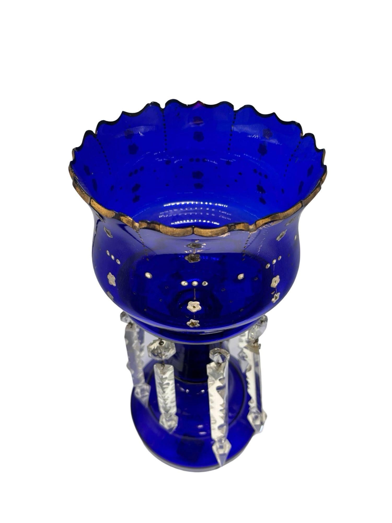 Vase lustre victorien en verre cobalt taillé et doré à la main Excellent état - En vente à Van Nuys, CA