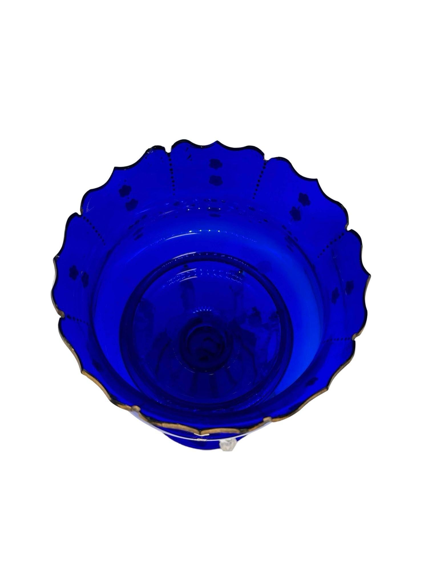 Verre Vase lustre victorien en verre cobalt taillé et doré à la main en vente