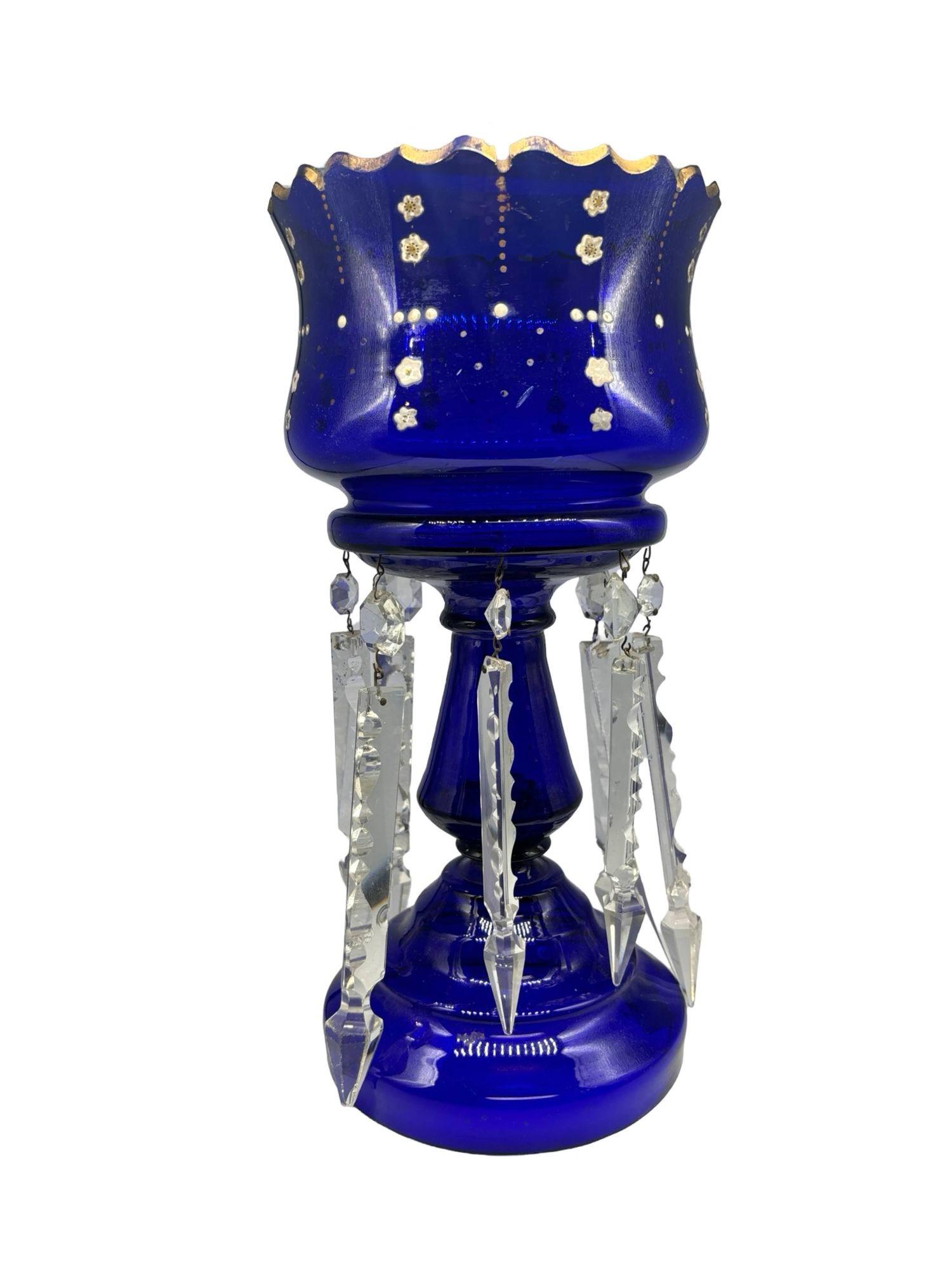 Vase lustre victorien en verre cobalt taillé et doré à la main en vente 1