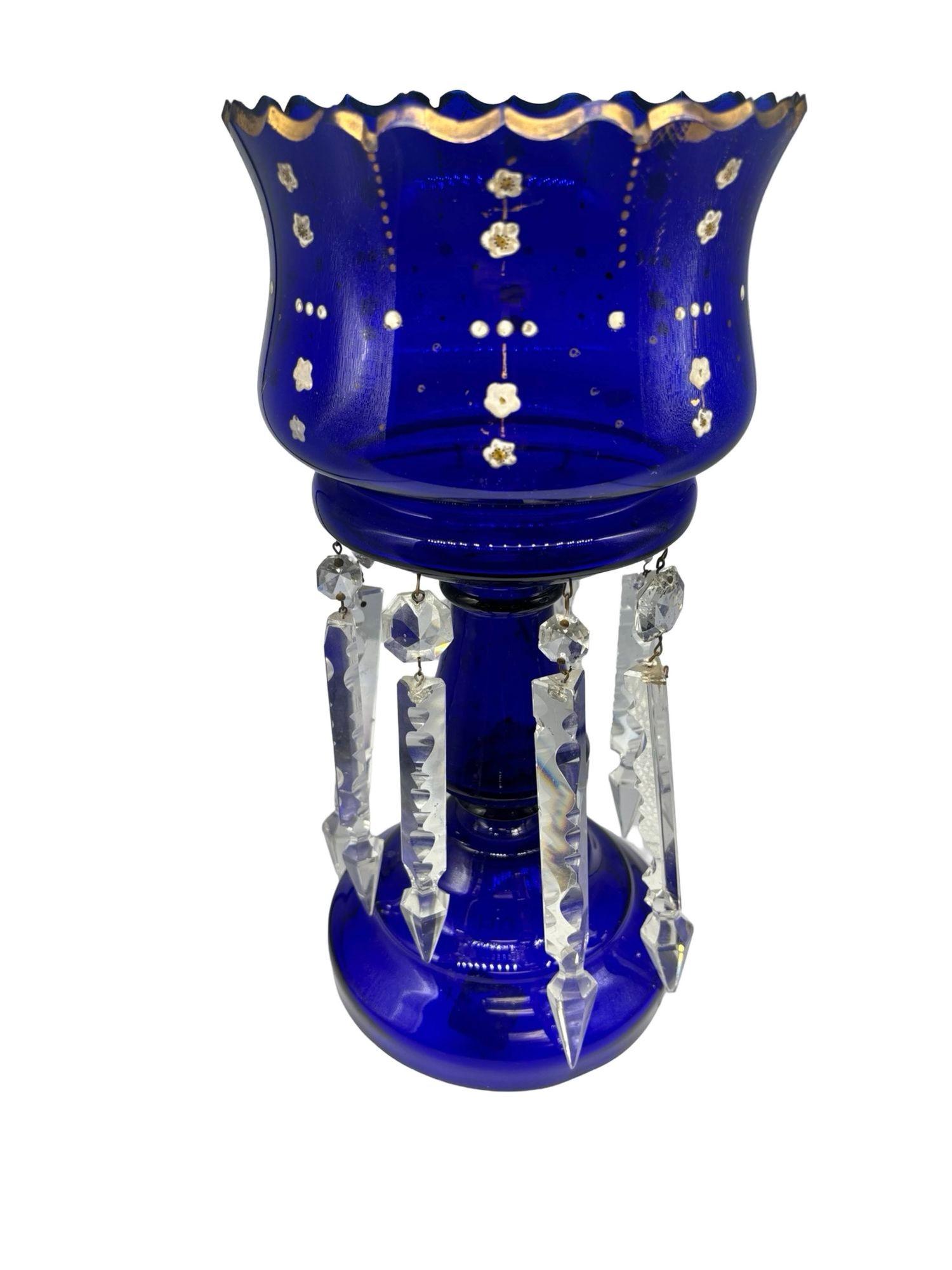 Vase lustre victorien en verre cobalt taillé et doré à la main en vente 2