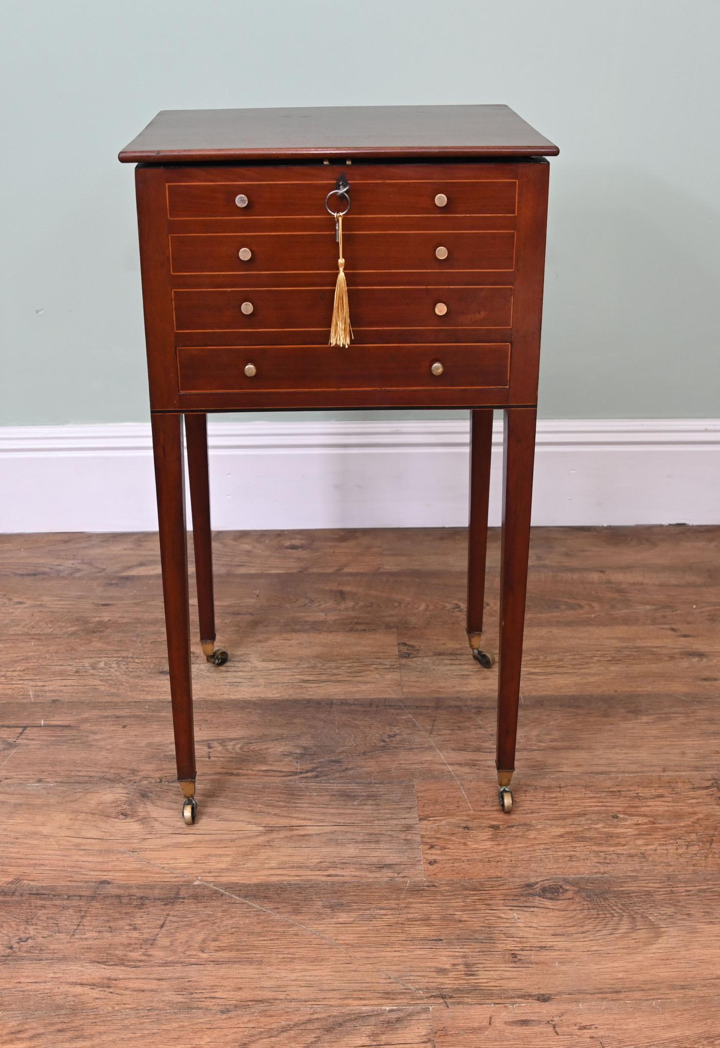 Victorian Collectors Cabinet Chest Mahogany Display 1880 en Bueno estado para la venta en Potters Bar, GB