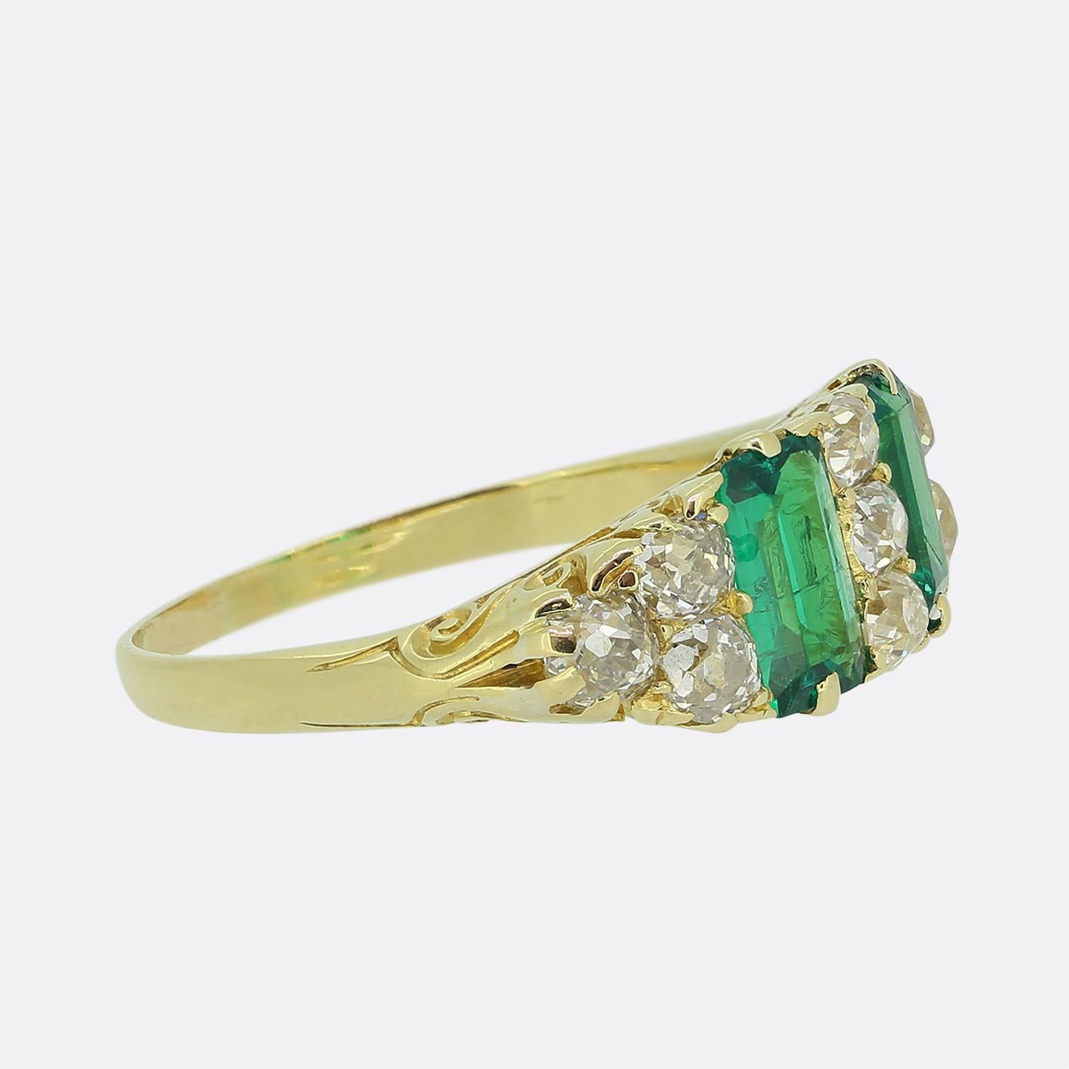 Vittoriano Anello vittoriano con smeraldo colombiano e diamanti a grappolo in vendita