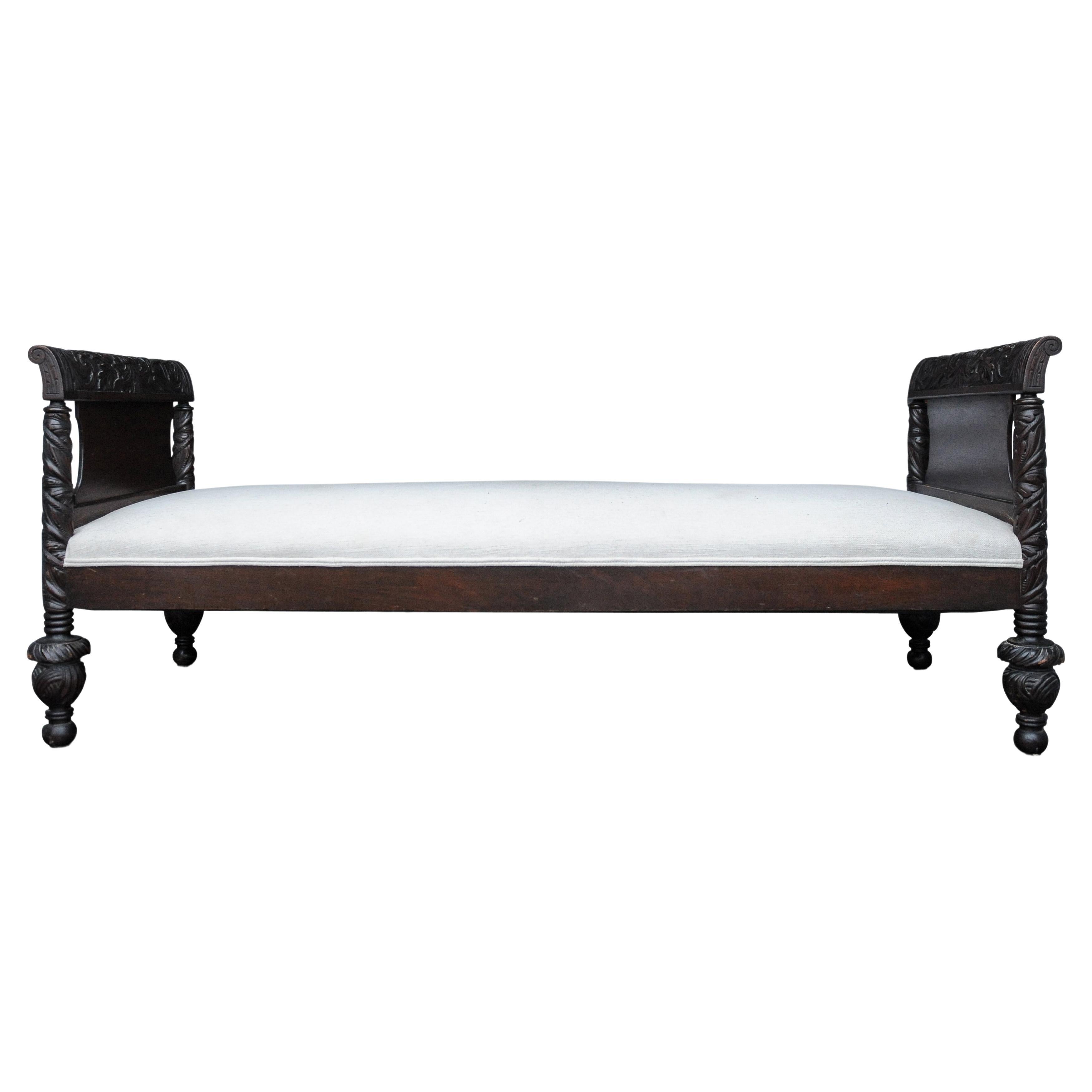 Lit de jour victorien Coloni en bois dur de l'est sculpté à la main avec tapisserie taupe 1800's 

Cadre en chêne sculpté avec pied et tête de lit en acajou.

Largeur intérieure : 175cm
