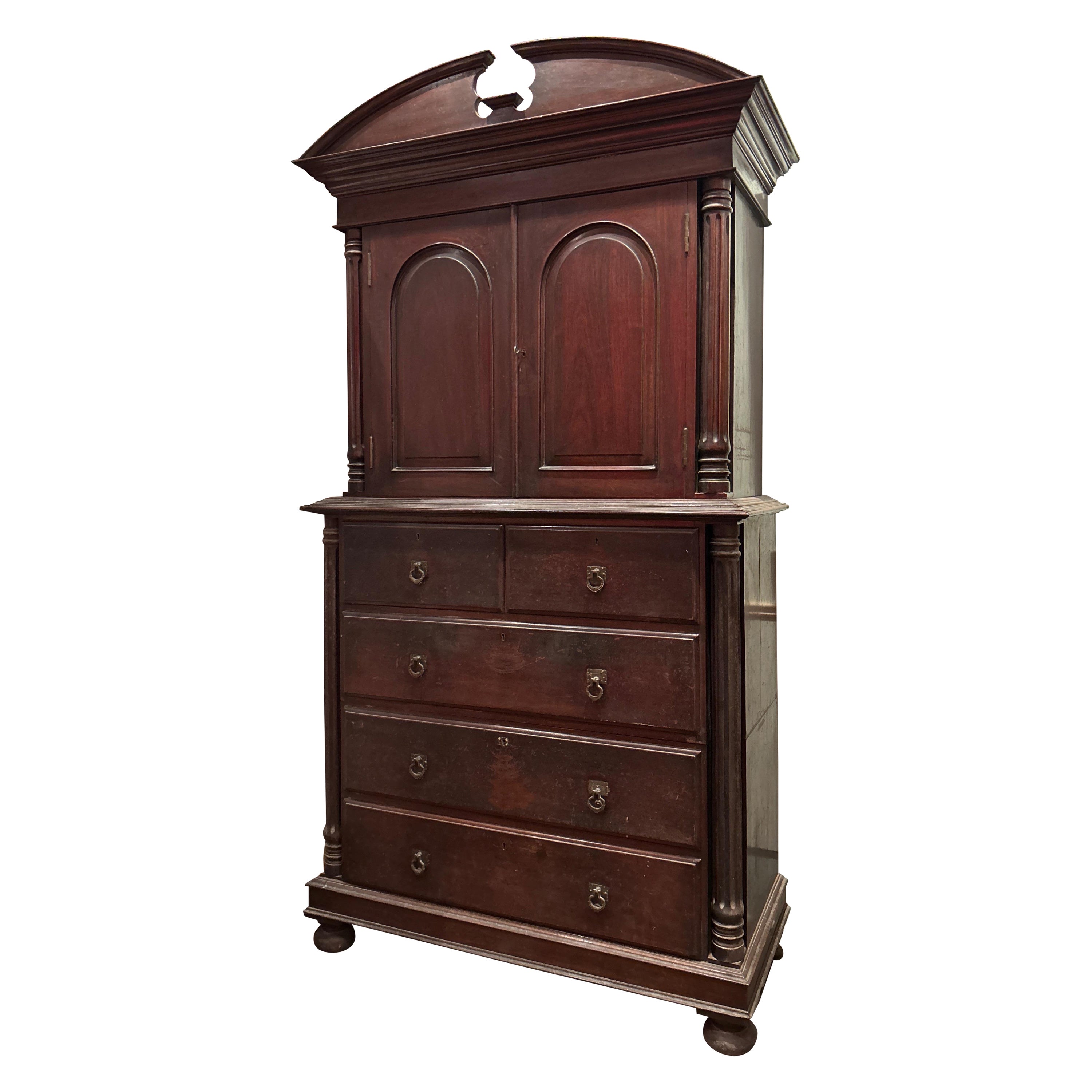 Grande armoire séparatrice victorienne en bois de rose colonial avec colonnes et quincaillerie