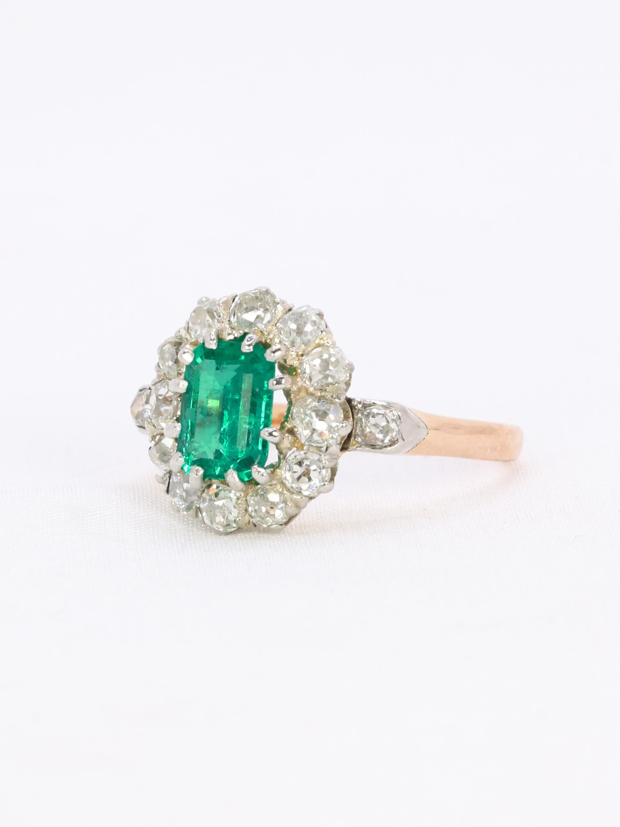 Victorian Columbian Emerald and Diamonds Cluster Ring In Good Condition For Sale In PARIS, FR
