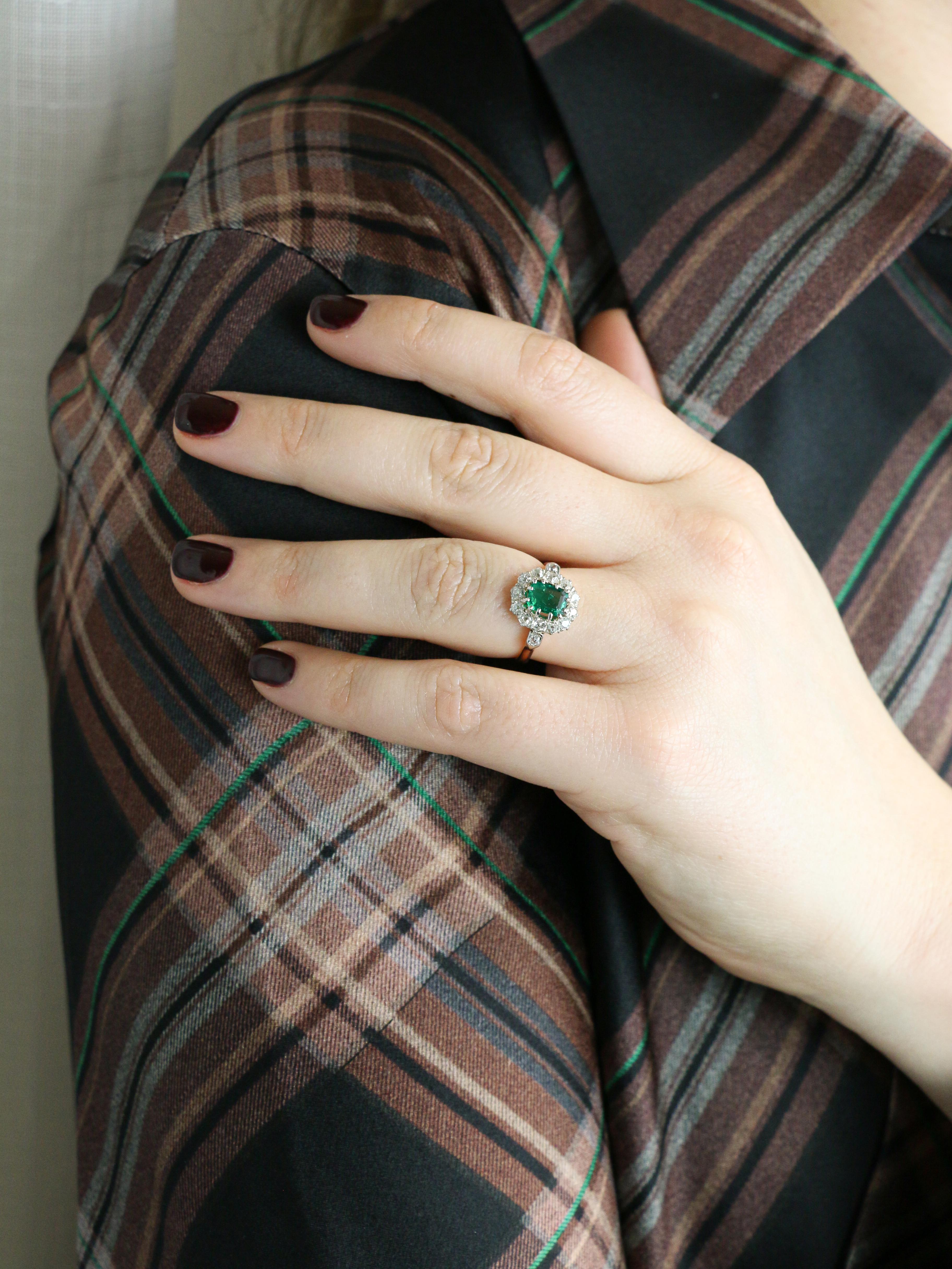 Victorian Columbian Emerald and Diamonds Cluster Ring For Sale 4