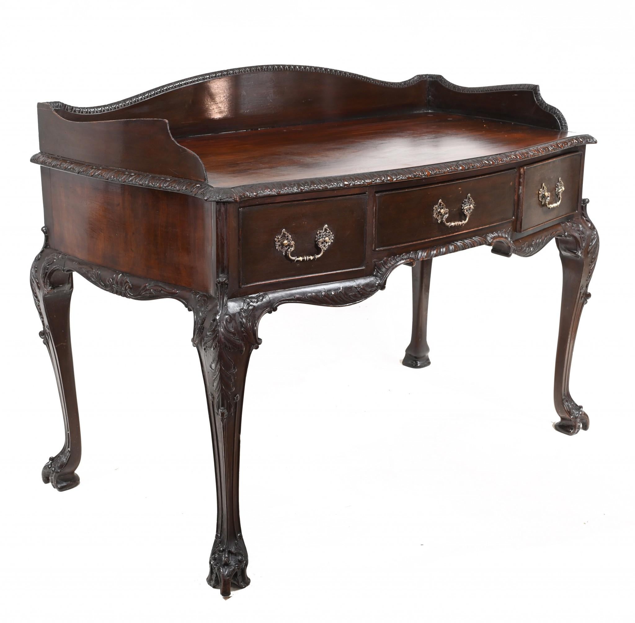 Elegante tavolo da portata vittoriano in mogano
Questo splendido pezzo è databile al 1890 circa.
Eleganza dei dettagli intagliati a mano, compresi i piedi degli zoccoli.
Galleria rialzata sul retro e sui lati con modanature intricate
Tre cassetti