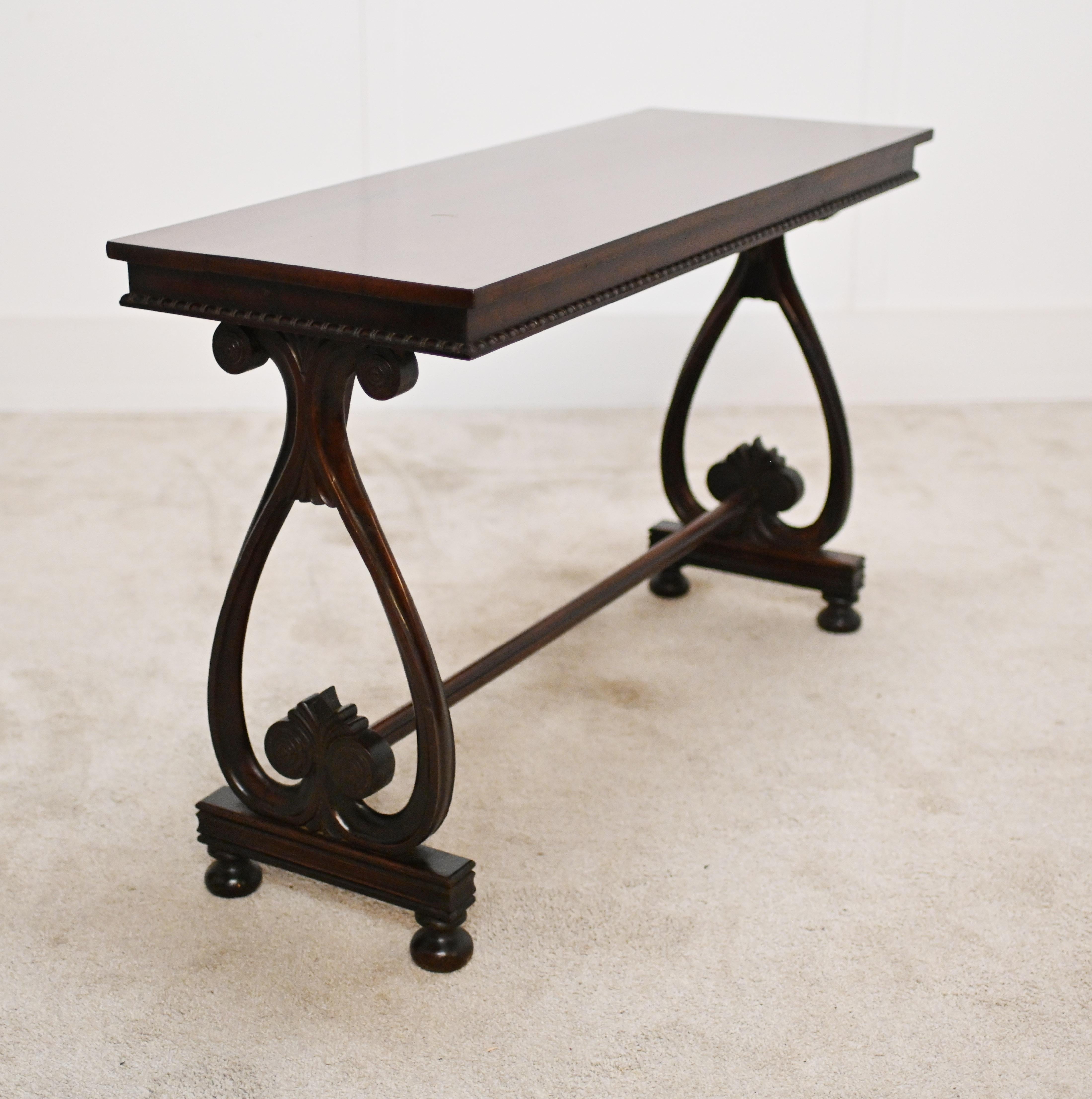 Milieu du XIXe siècle Table console victorienne Tables d'appoint en acajou 1840 en vente