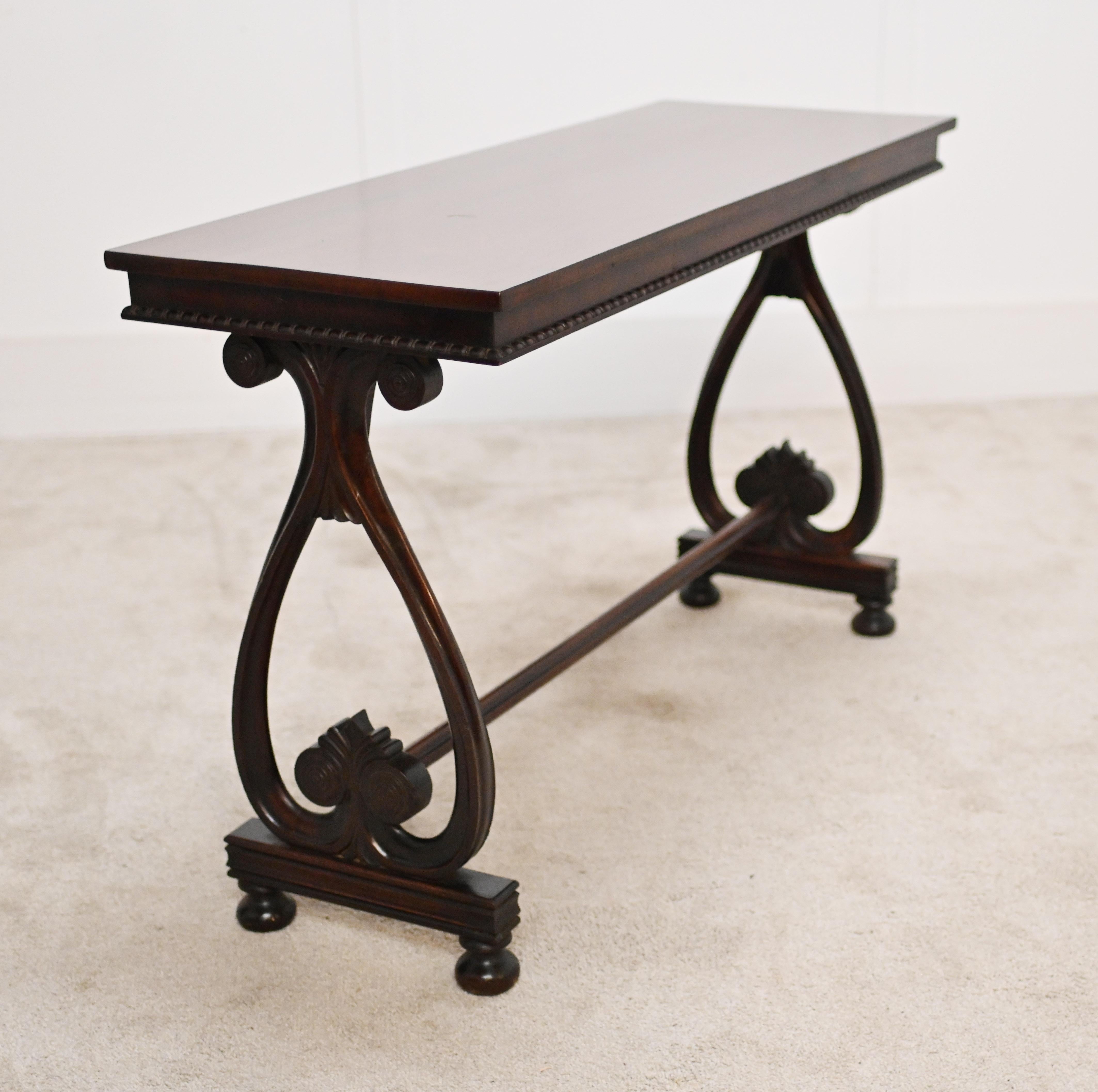 Acajou Table console victorienne Tables d'appoint en acajou 1840 en vente