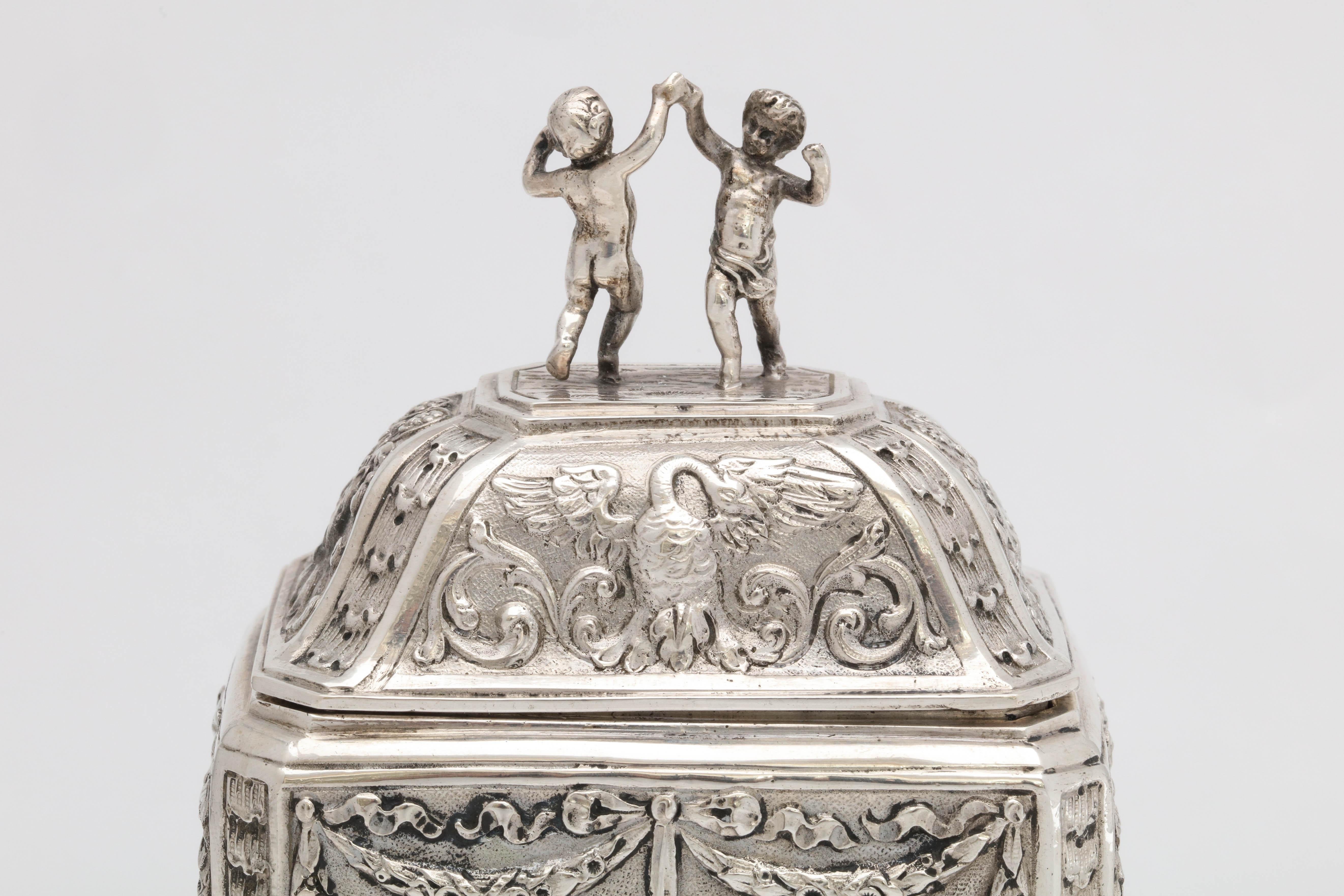 Caja de té con pie de plata continental victoriana .800 Hannau Victoriano en venta