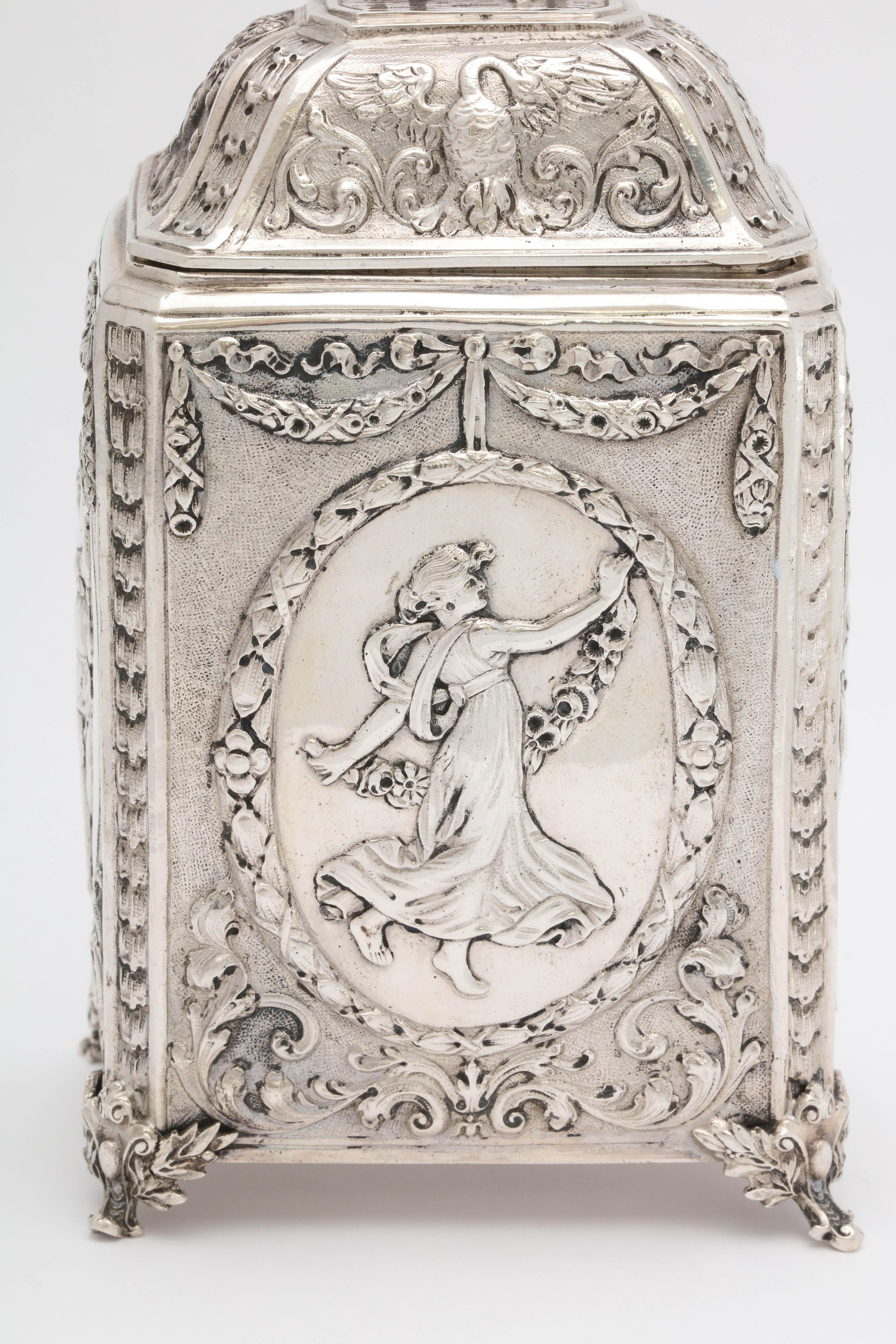 Viktorianische Teedose mit Fuß aus kontinentalem Silber .800 Hannau im Zustand „Gut“ im Angebot in New York, NY