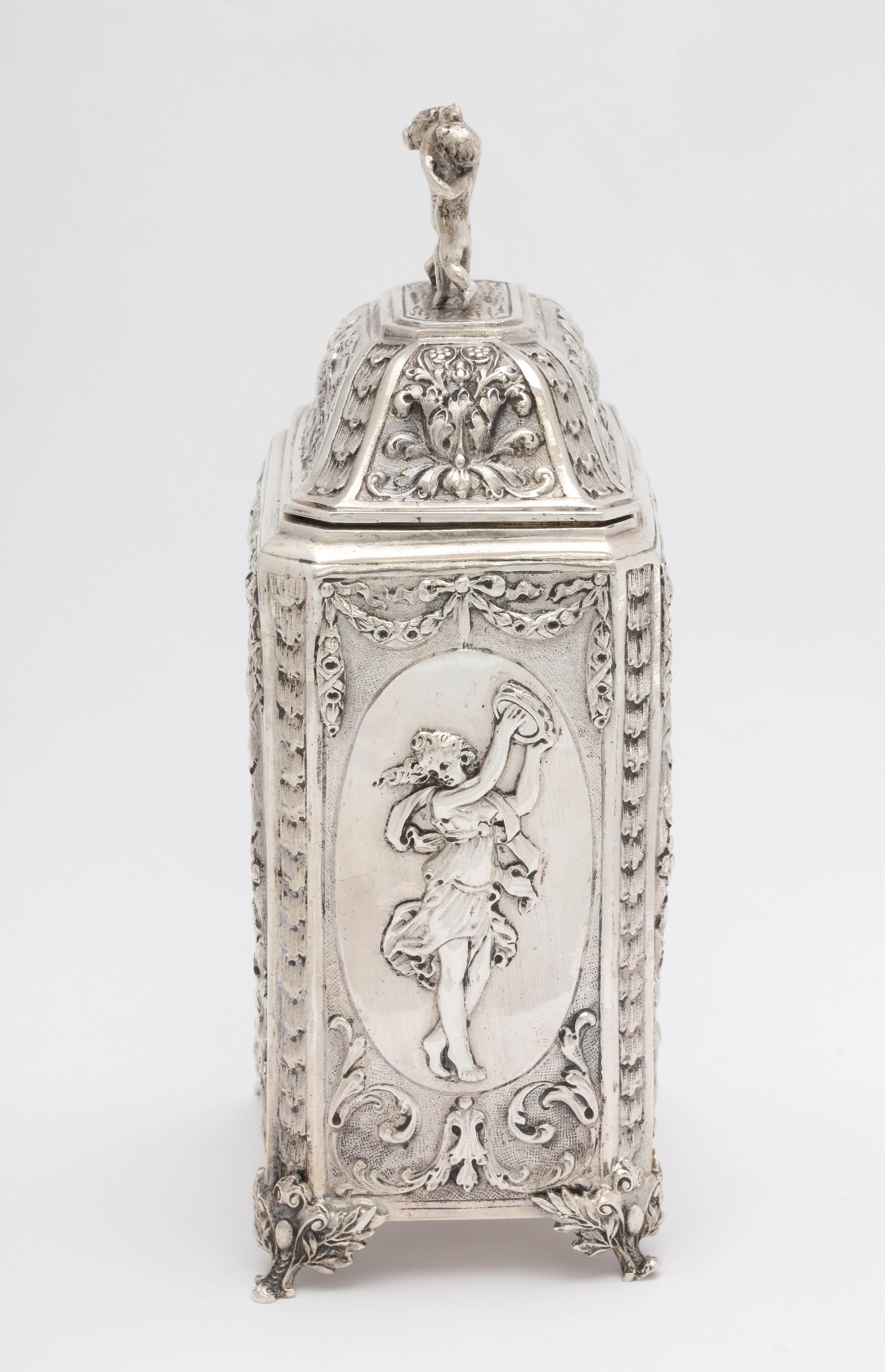 Viktorianische Teedose mit Fuß aus kontinentalem Silber .800 Hannau (Sterlingsilber) im Angebot