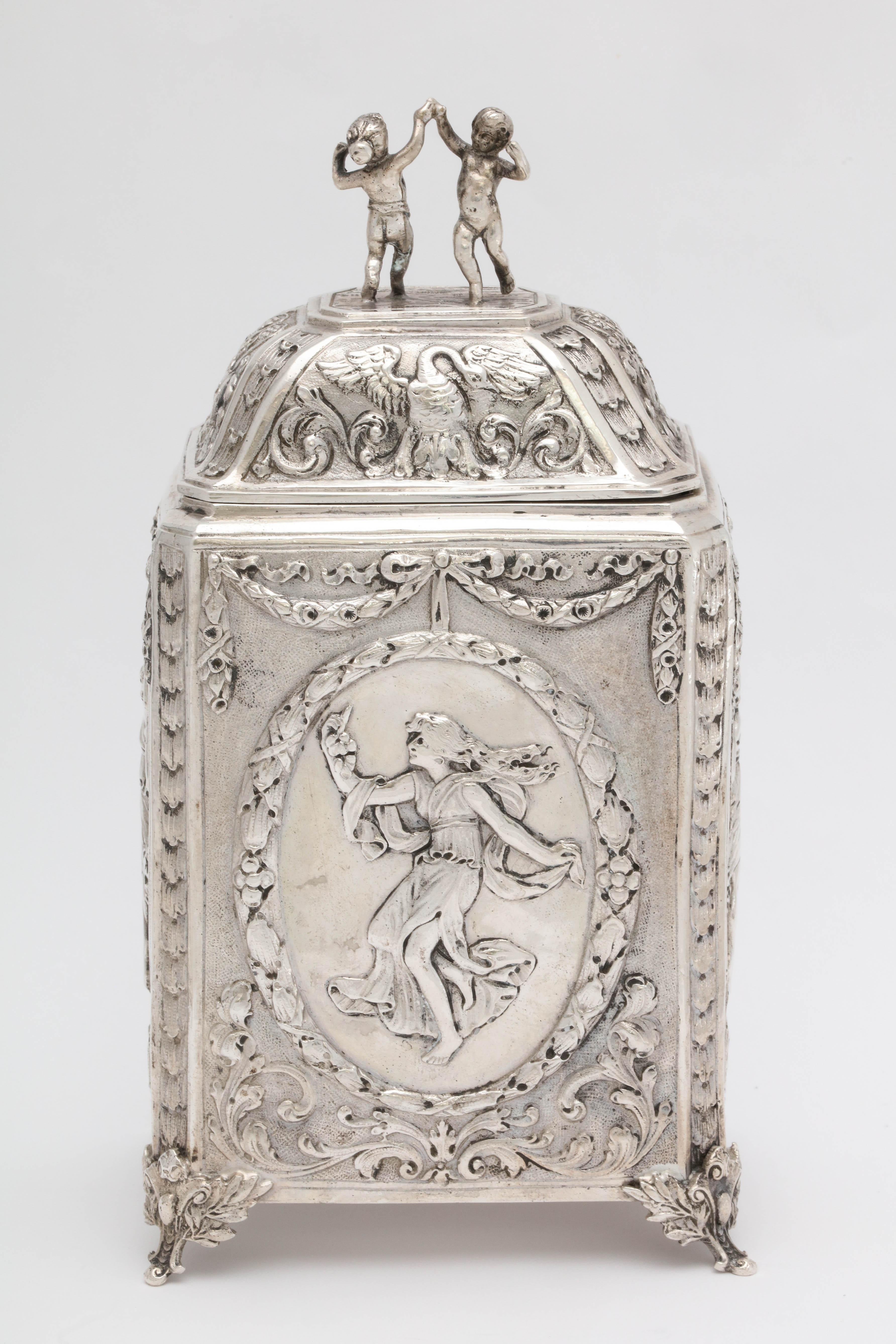 Caja de té con pie de plata continental victoriana .800 Hannau Plata esterlina en venta