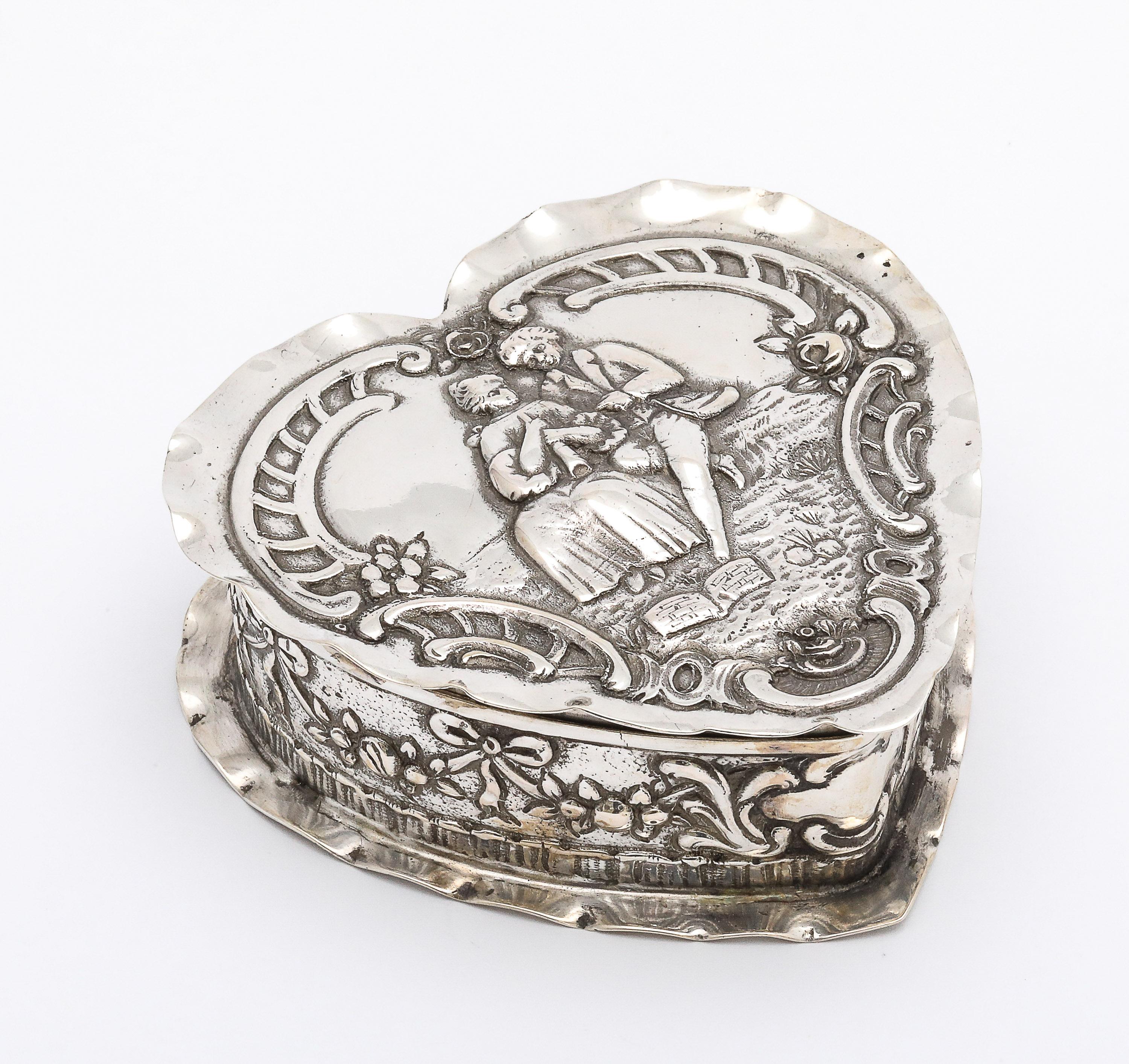 Victorian Continental Silver (.800) Heart-Form Trinkets Box With Hinged Lid In Good Condition For Sale In New York, NY