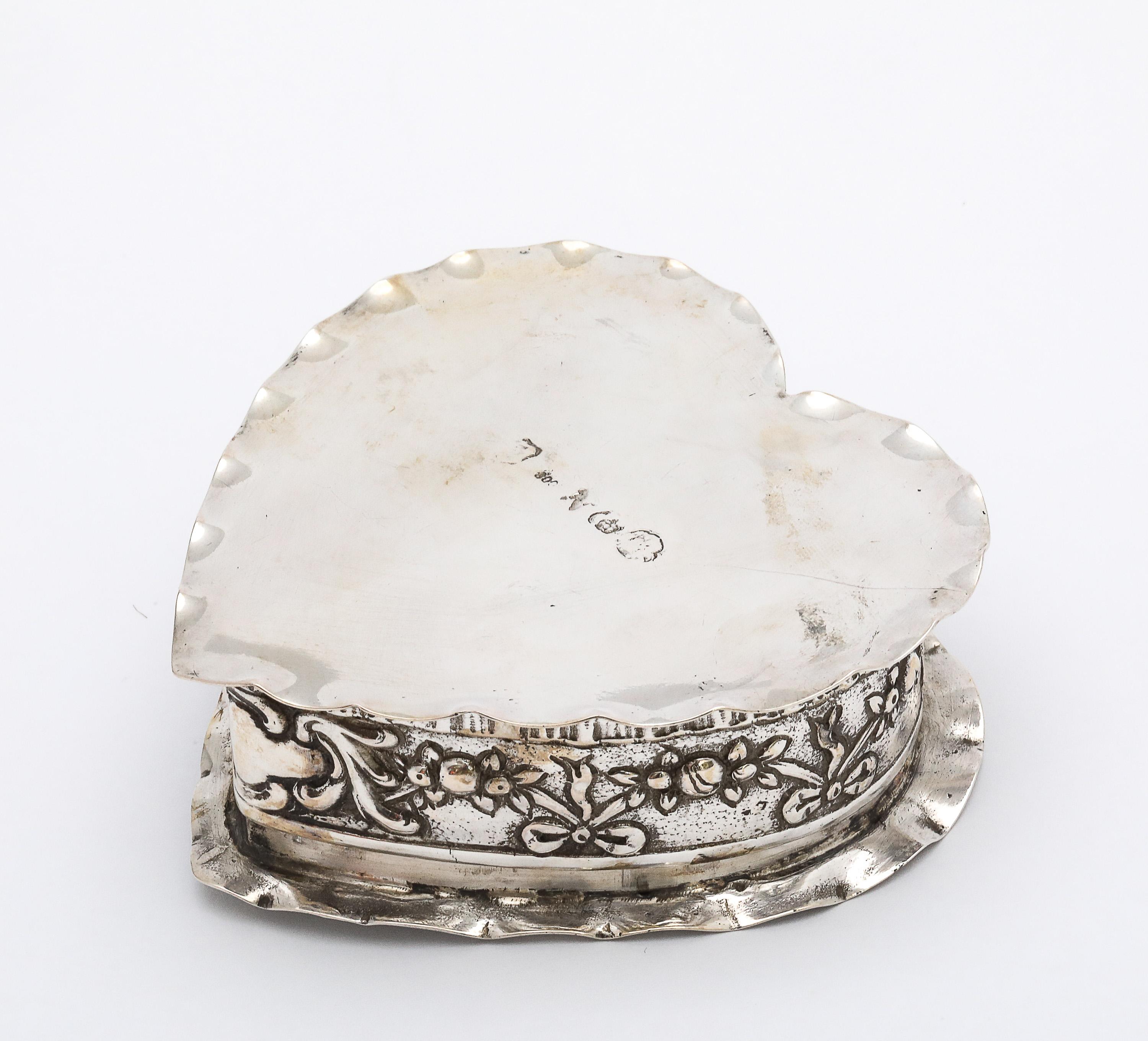 Victorian Continental Silver (.800) Heart-Form Trinkets Box With Hinged Lid For Sale 3
