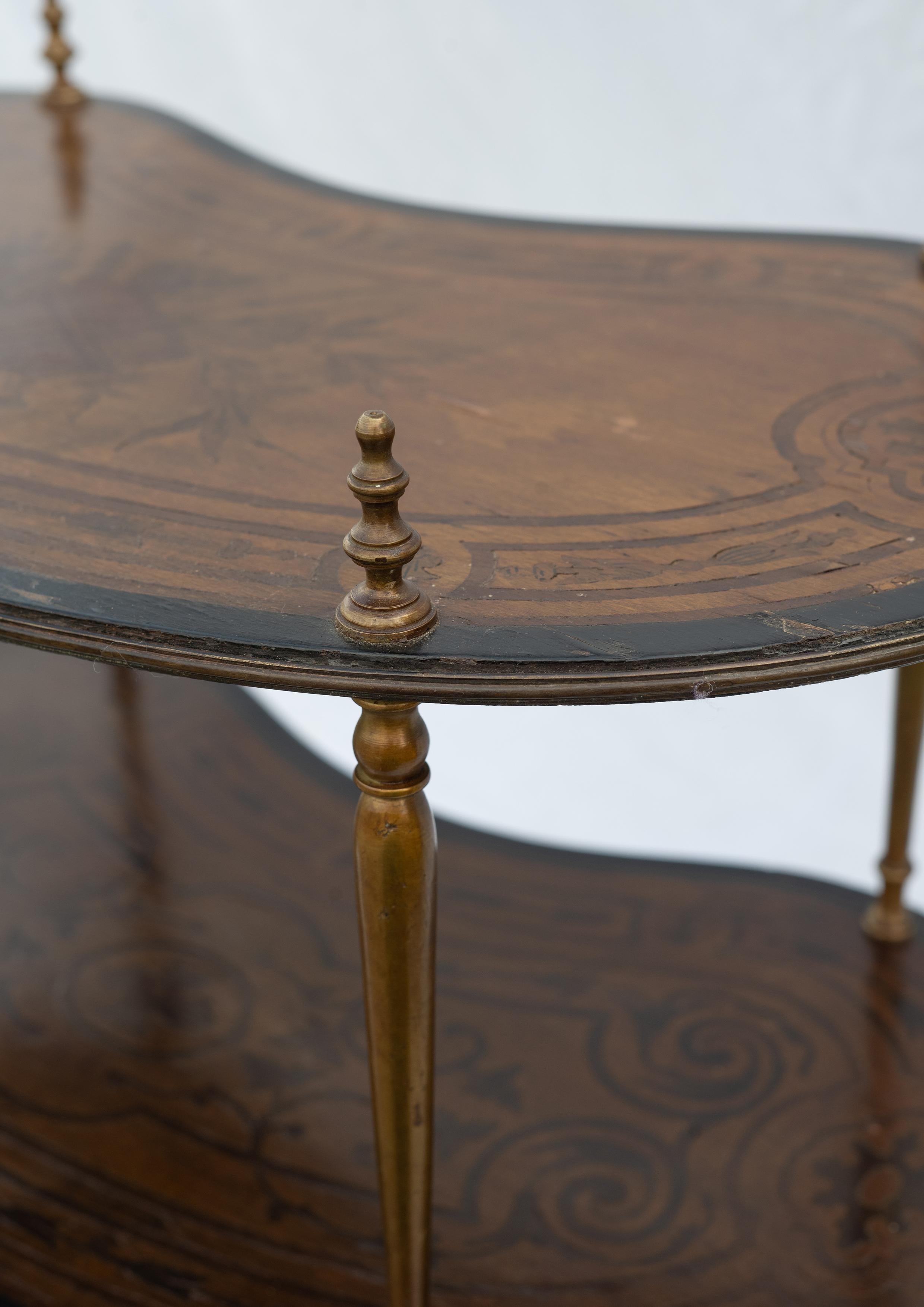 Viktorianische kontinentale dreistöckige nierenförmige Messing- und Intarsien-Etagere aus den 1880er Jahren im Angebot 2