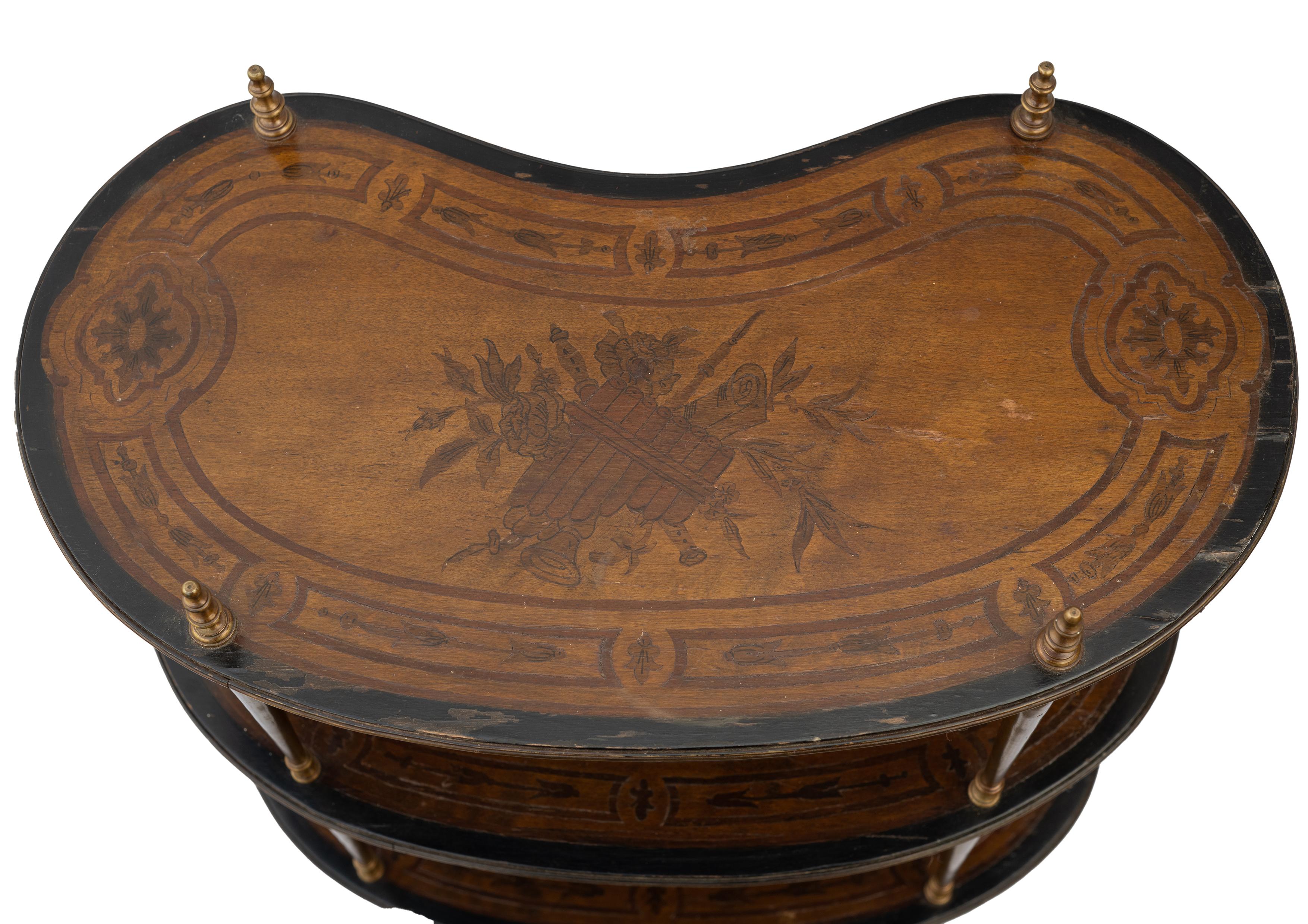 Viktorianische kontinentale dreistöckige nierenförmige Messing- und Intarsien-Etagere aus den 1880er Jahren im Angebot 3