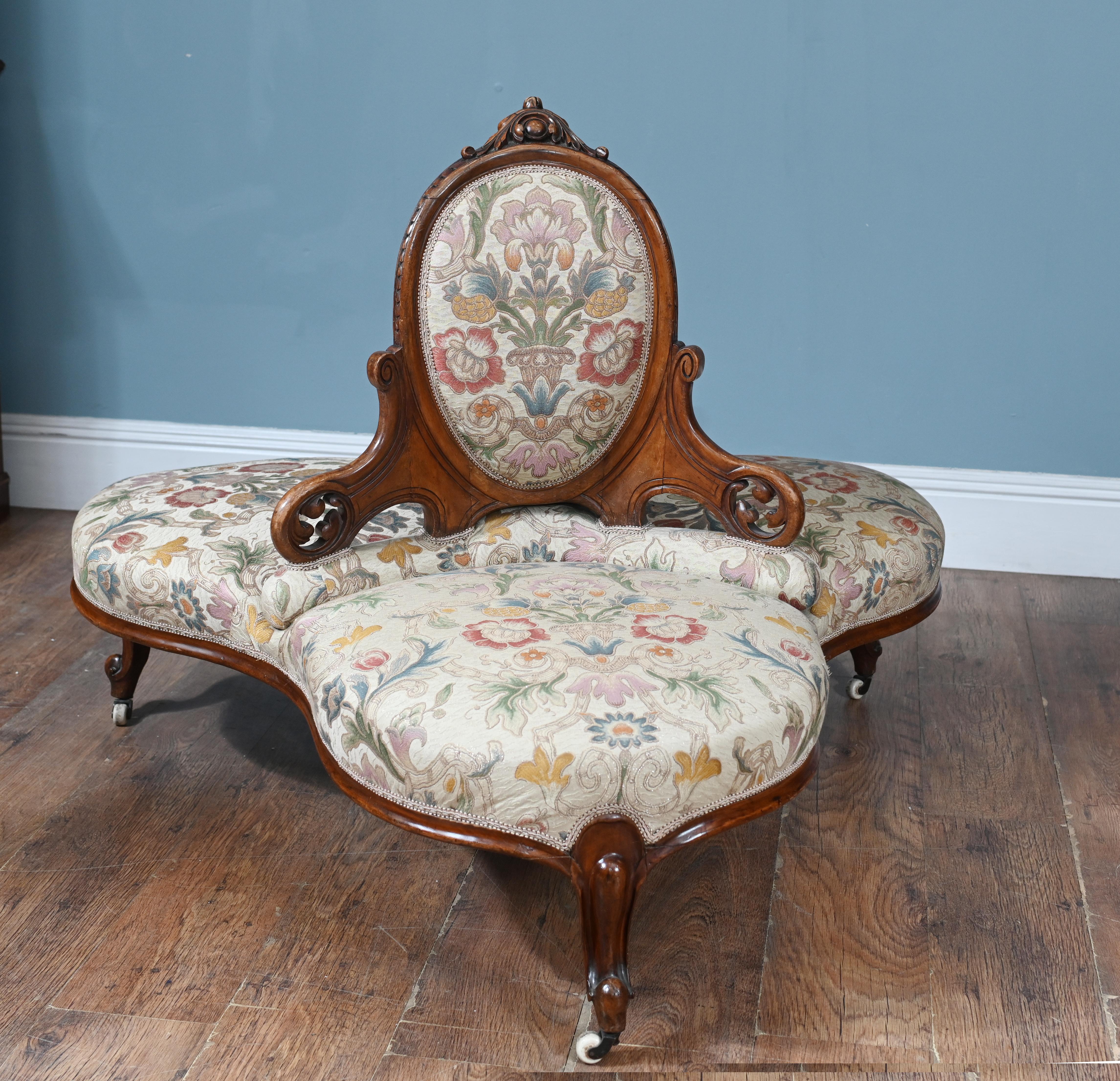 Victorian Conversation Seat Gossip Couch 1880 Sofa In Good Condition For Sale In Potters Bar, GB