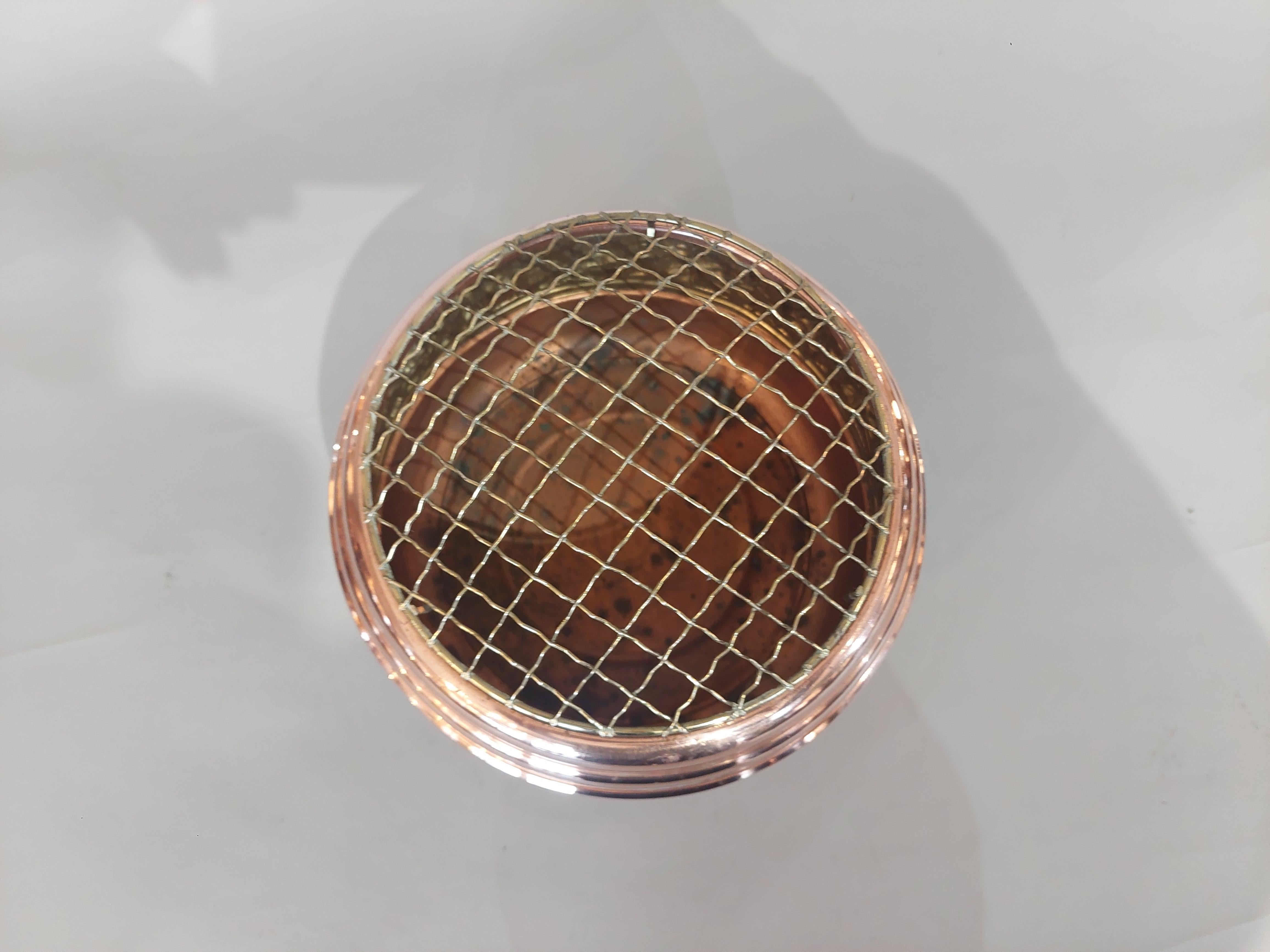 Pieno vittoriano Ciotola vittoriana in rame e ottone a forma di rosa circondata in vendita