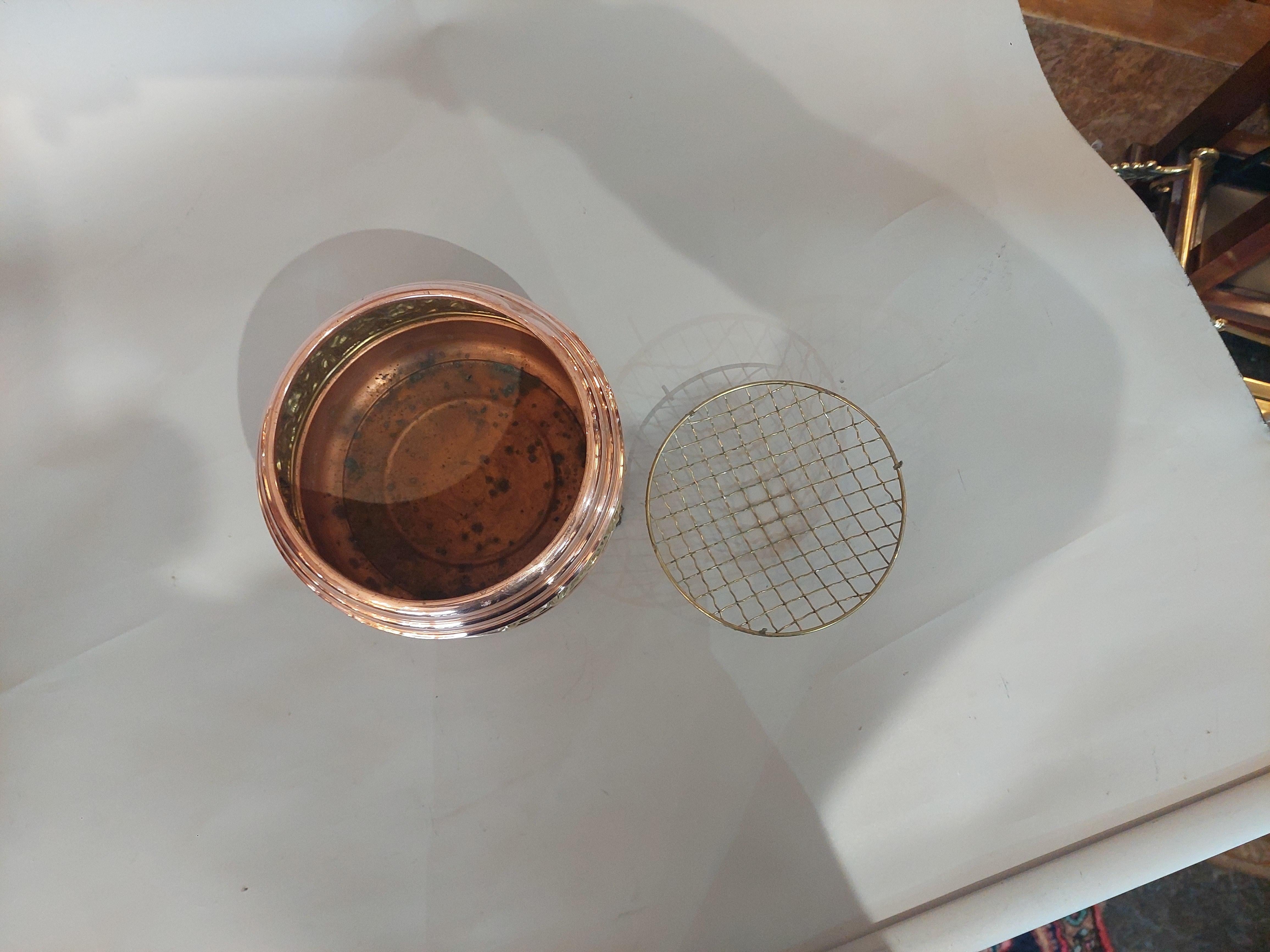 Inglese Ciotola vittoriana in rame e ottone a forma di rosa circondata in vendita