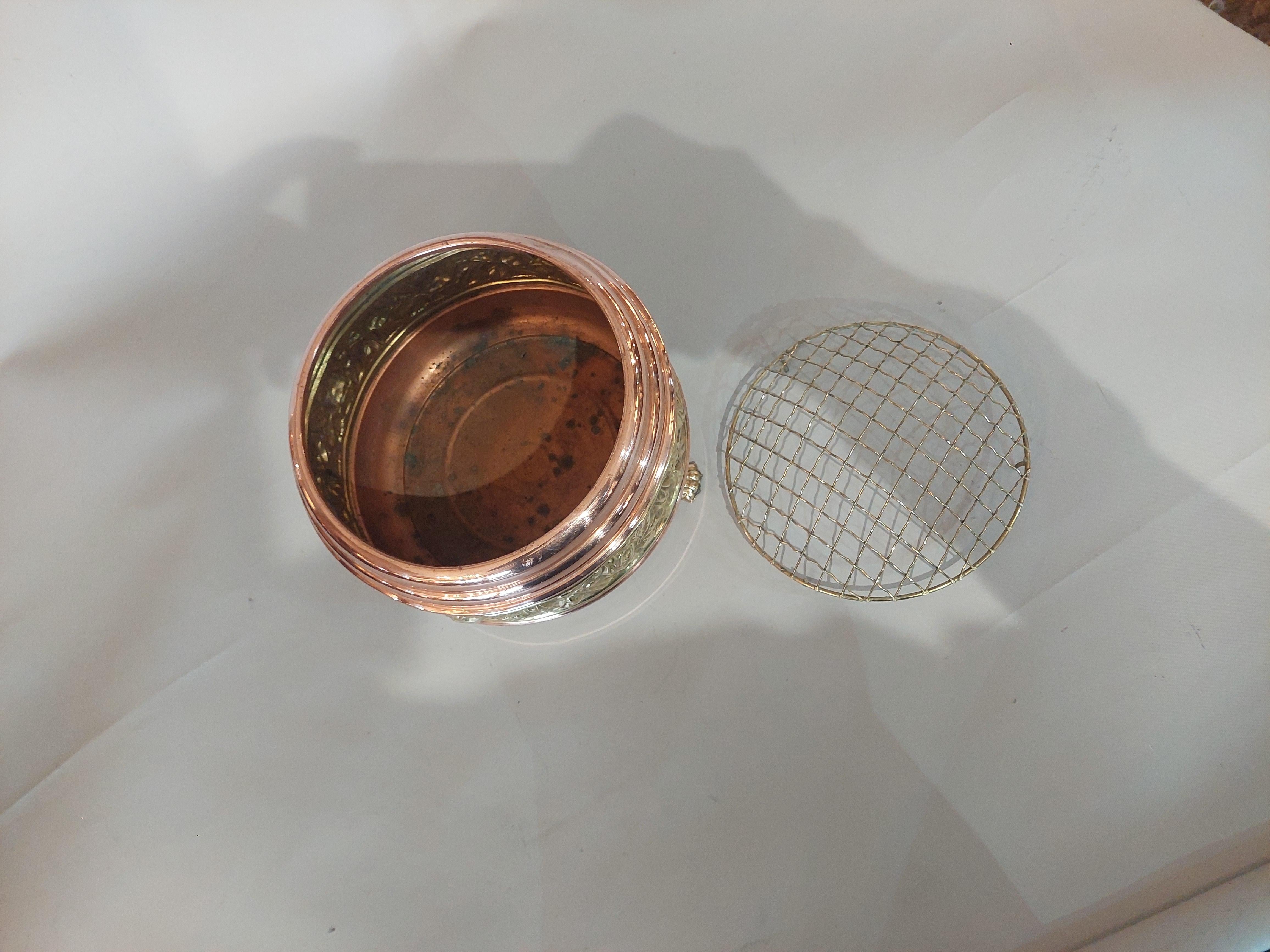 Ciotola vittoriana in rame e ottone a forma di rosa circondata In condizioni buone in vendita a Altrincham, GB