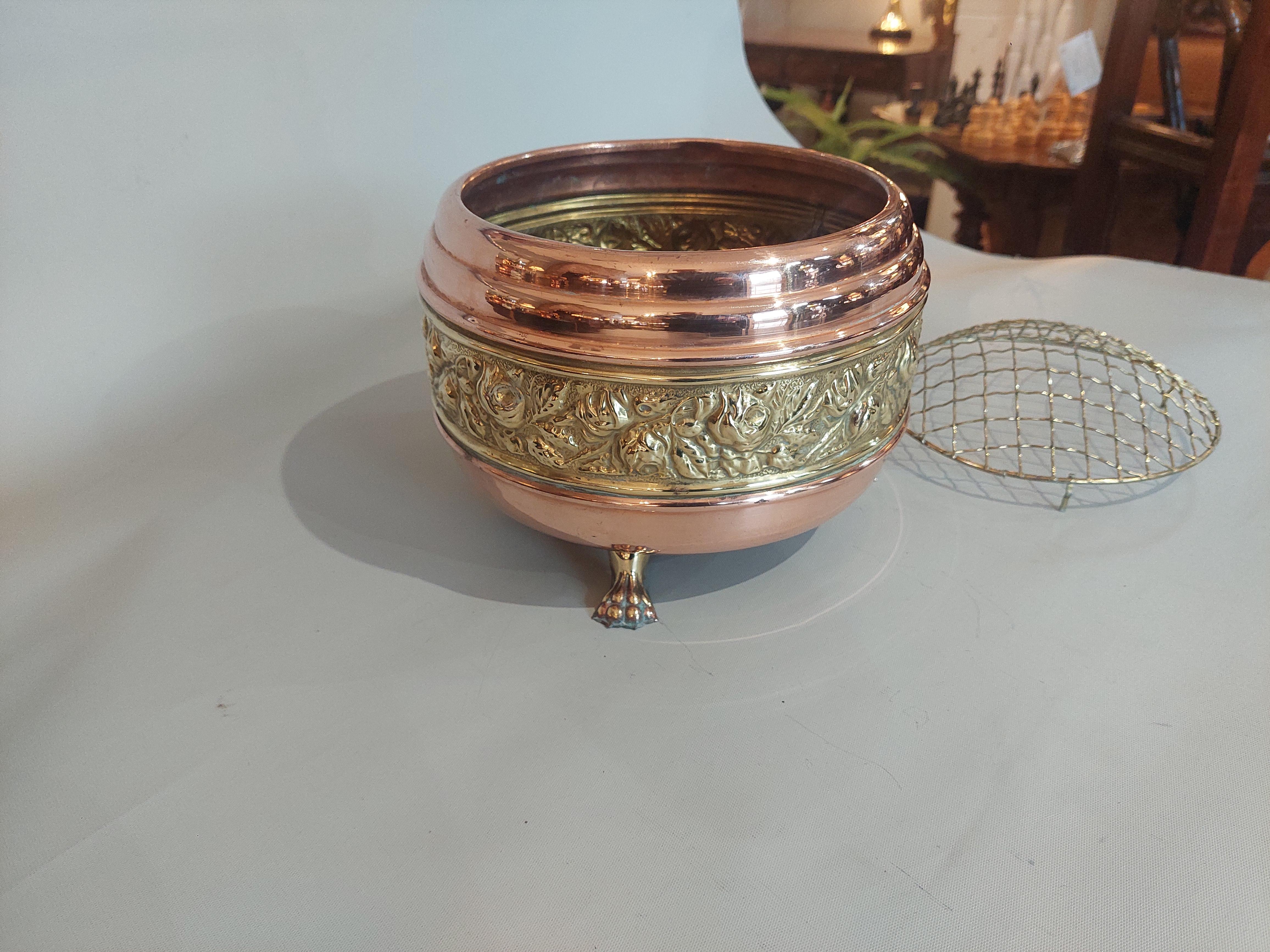 XIX secolo Ciotola vittoriana in rame e ottone a forma di rosa circondata in vendita