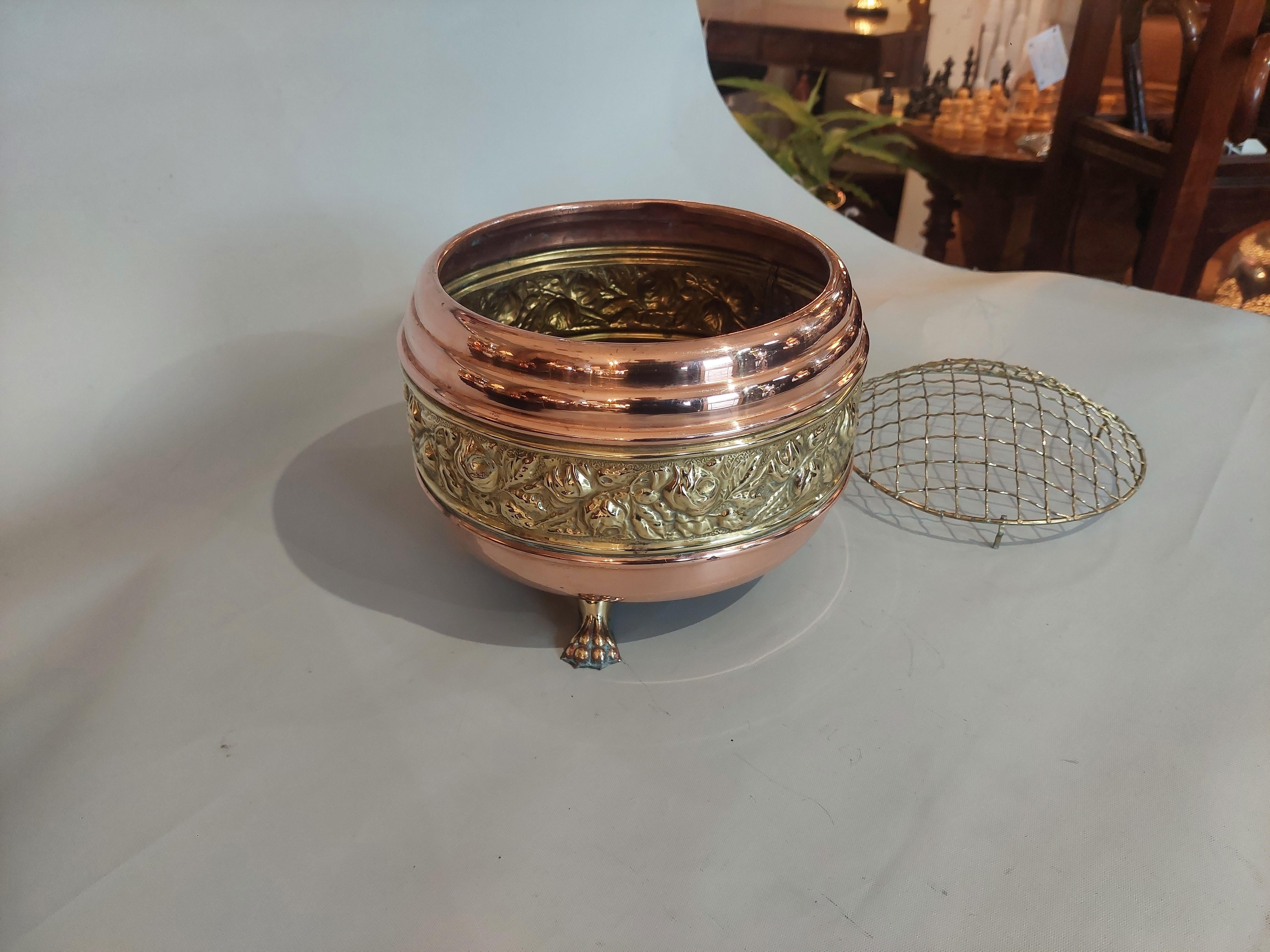 Ottone Ciotola vittoriana in rame e ottone a forma di rosa circondata in vendita