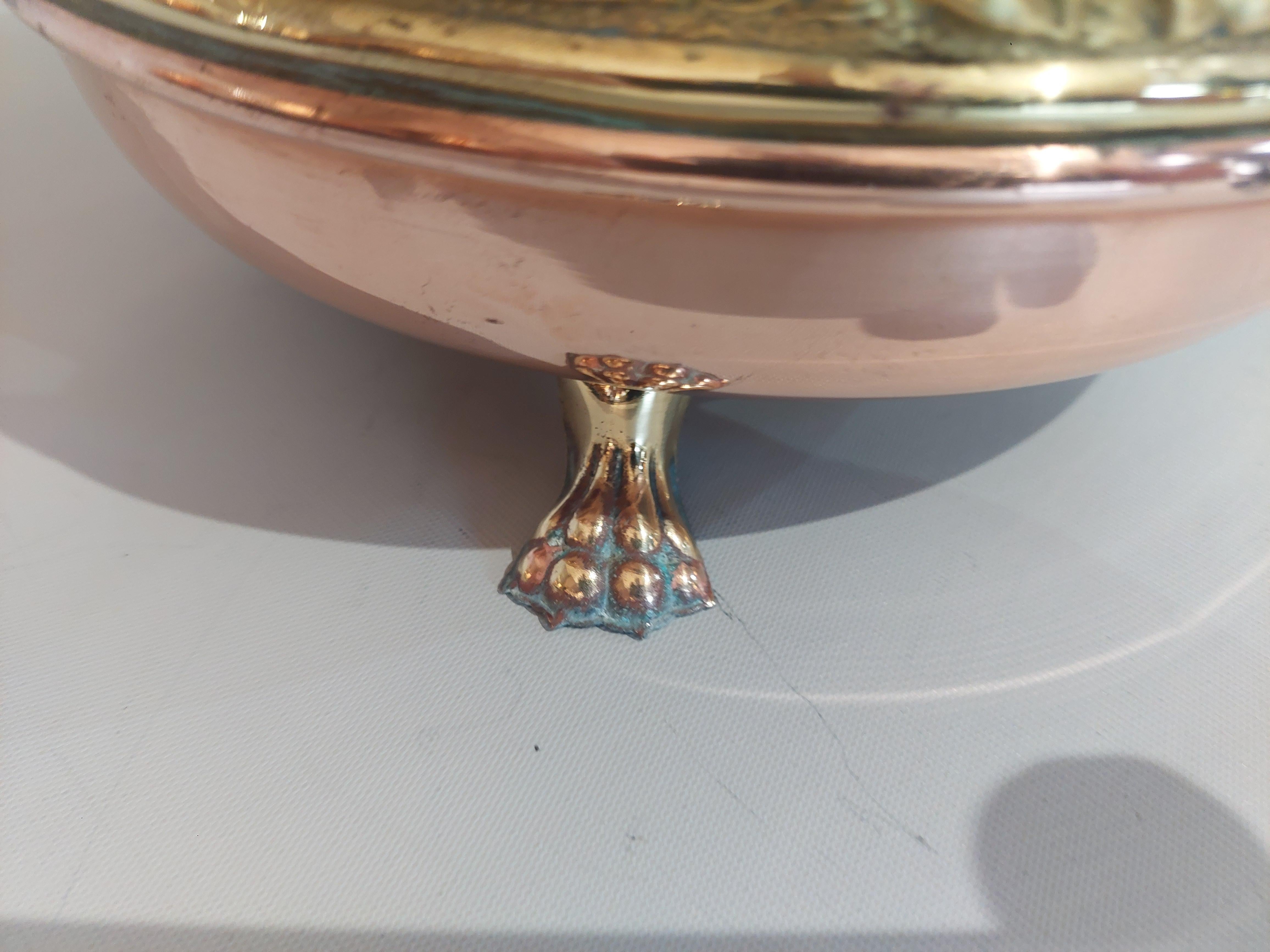 Ciotola vittoriana in rame e ottone a forma di rosa circondata in vendita 1