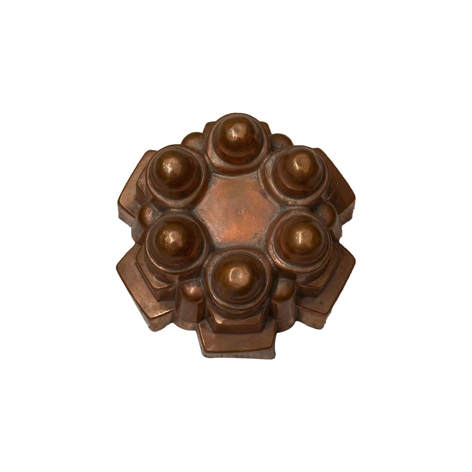 Moule à gâteau victorien en cuivre, fabriqué par W M Still & Co à Londres, daté de 1903 et marqué de la British Broad Arrow no. 53. Ce symbole indique que l'article est la propriété du gouvernement. Le Bureau de l'Ordonnance, créé en 1544 et devenu