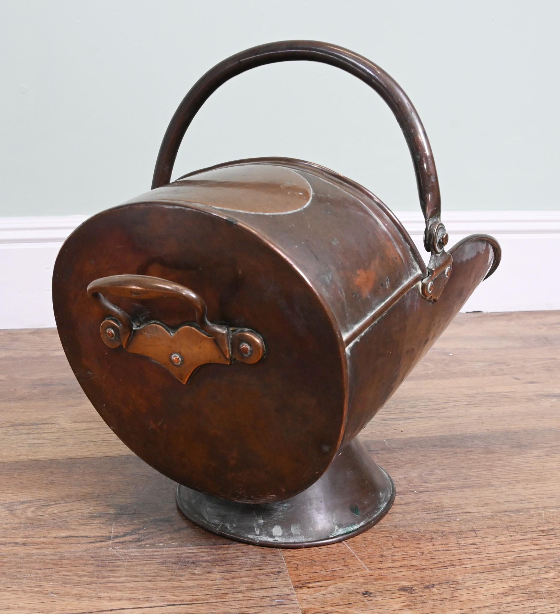 Gorgeous Victorian copper coal scuttle
Classic look with large handle from copper with a gorgeous patina
Circa 1850
Offered in great shape ready for home use right away
We ship to every corner of the planet - please get in touch for a shipping quote