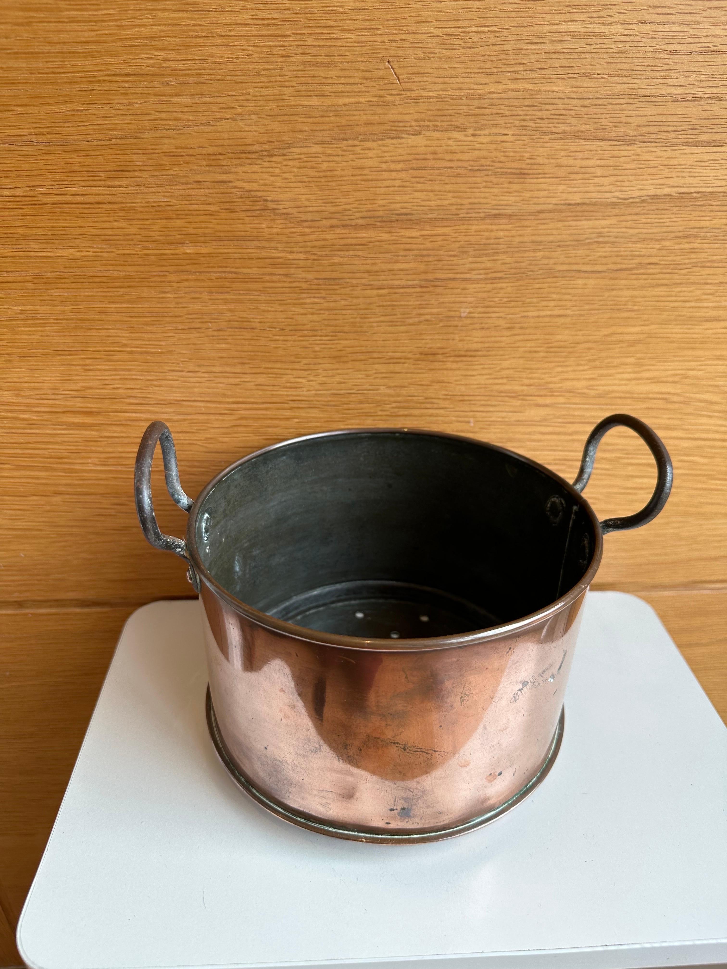 Victorian 19th century copper cooking pot circa 1890.

Beautiful example of a cooking pot, which are now popular to use as fireside log bins.

Buffed copper with hand hammered pattern all the way round the outer edge, fold over top edge,