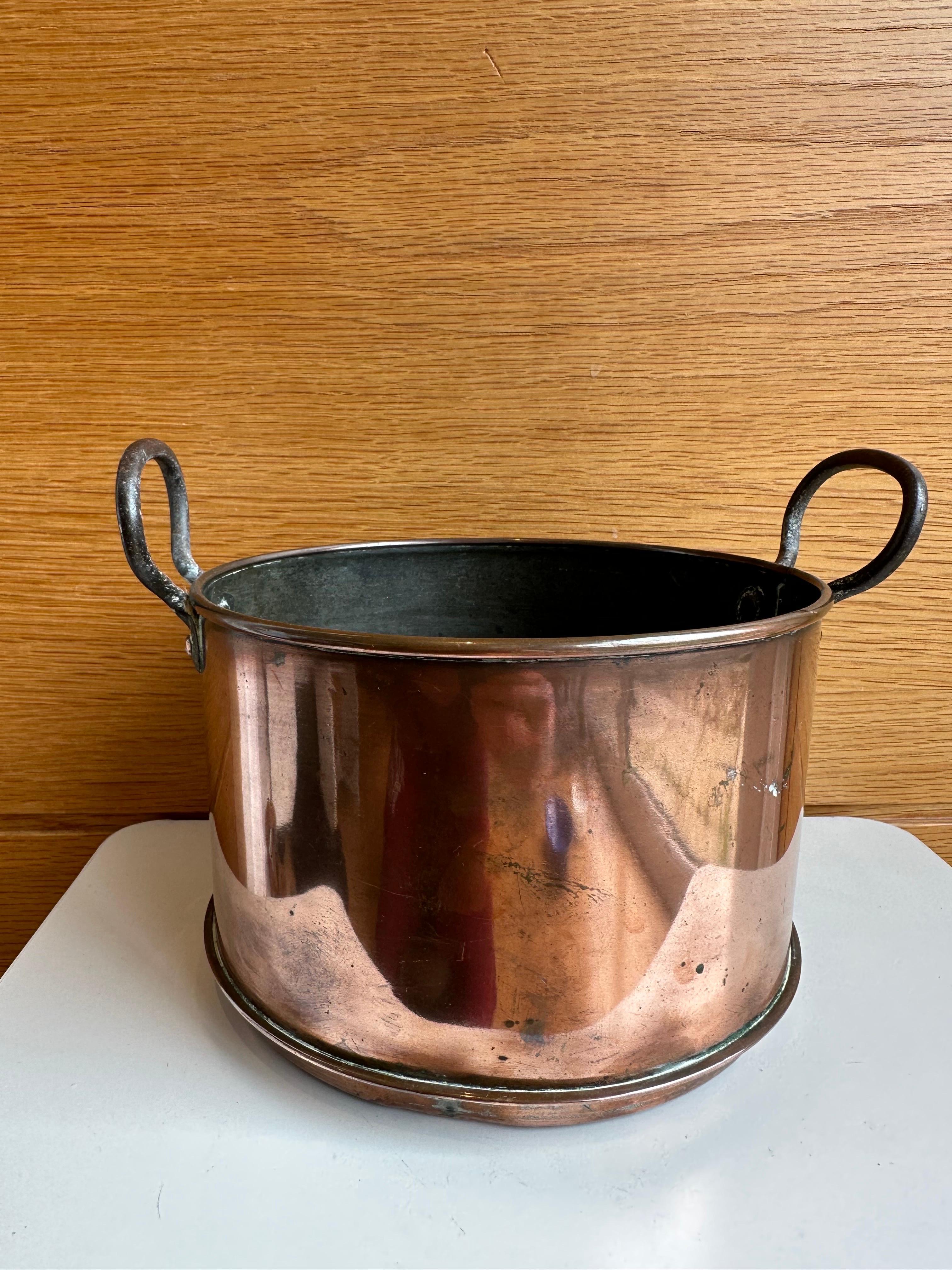 English Victorian Copper Cooking Pot, 19th Century For Sale