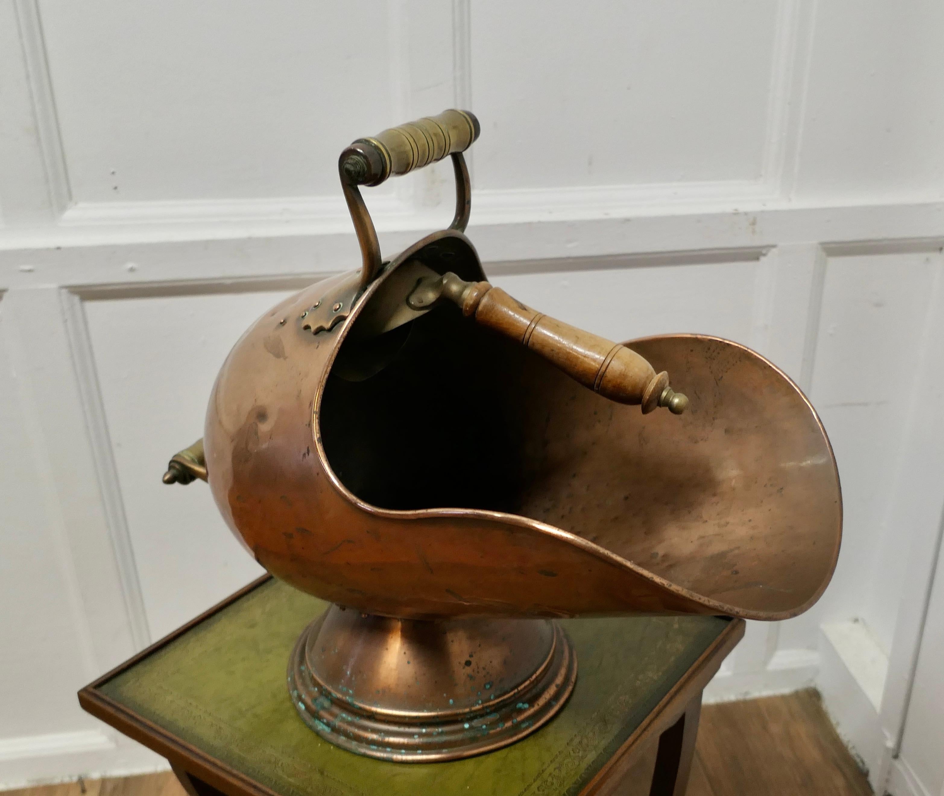 Victorian Copper Helmet Coal Scuttle     In Good Condition For Sale In Chillerton, Isle of Wight