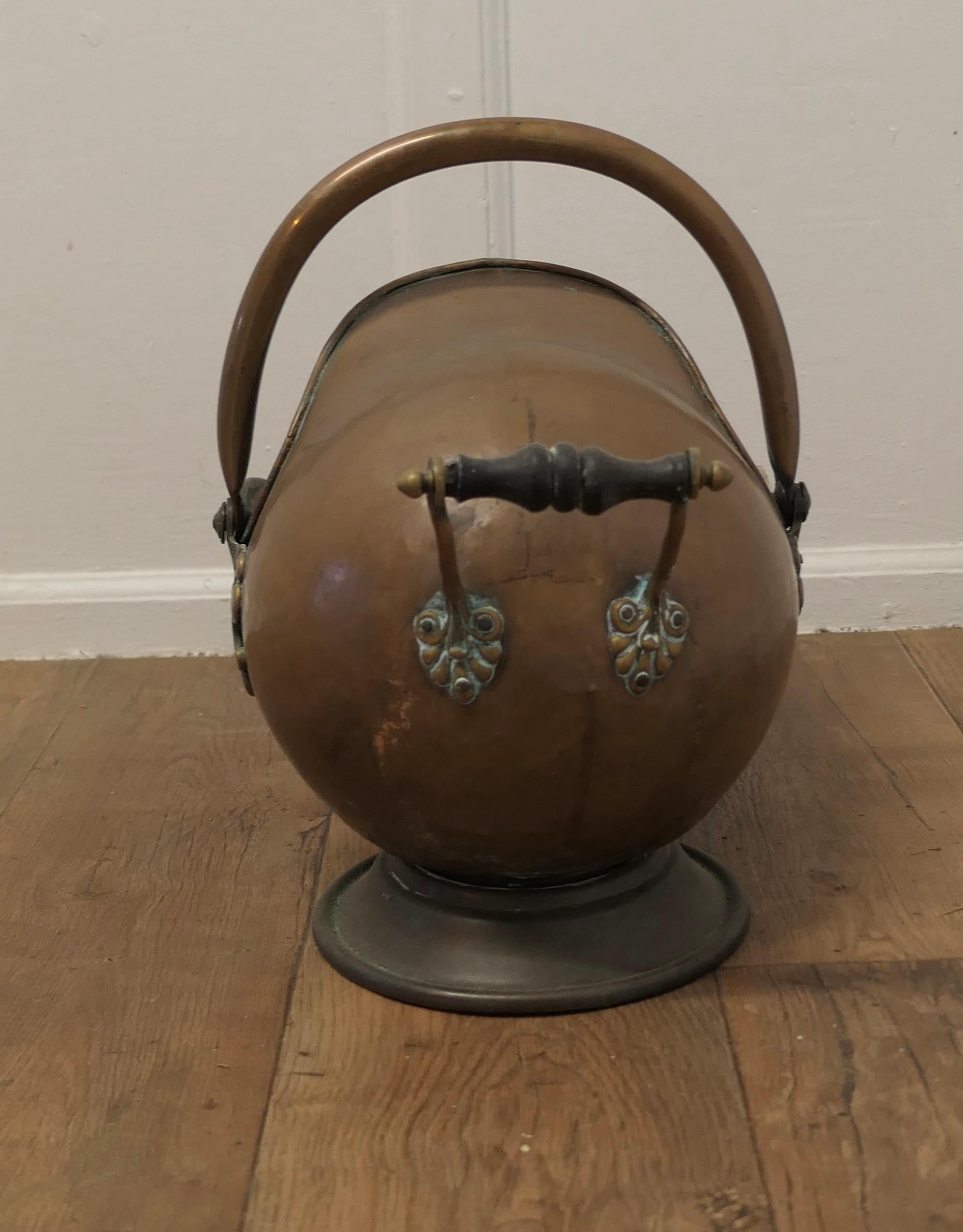 Victorian Copper Helmet Coal Scuttle    For Sale 1