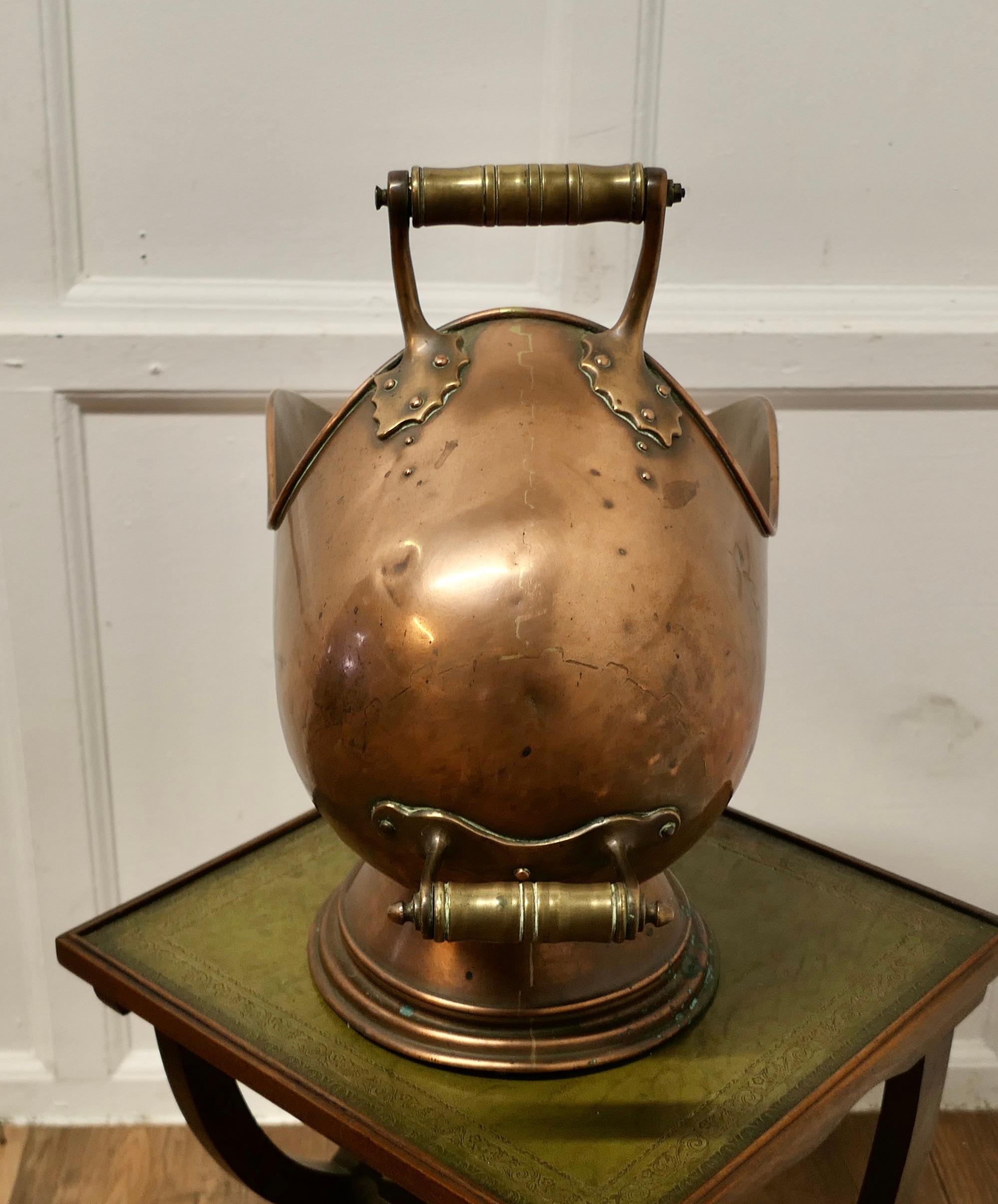 viktorianische Kupfer Helm- Kohle-Skulptur     im Angebot 1