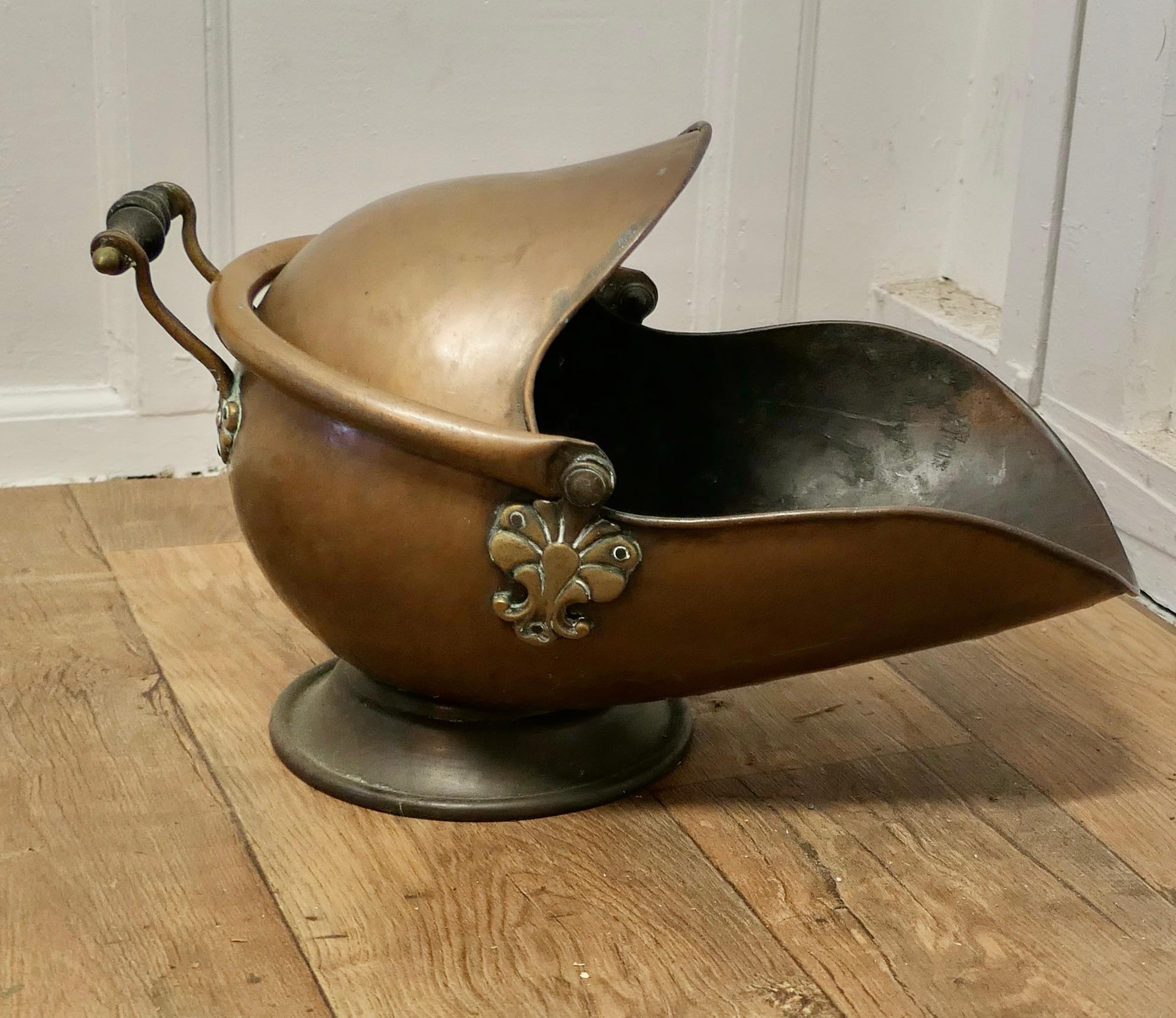 Victorian Copper Helmet Coal Scuttle    For Sale 2