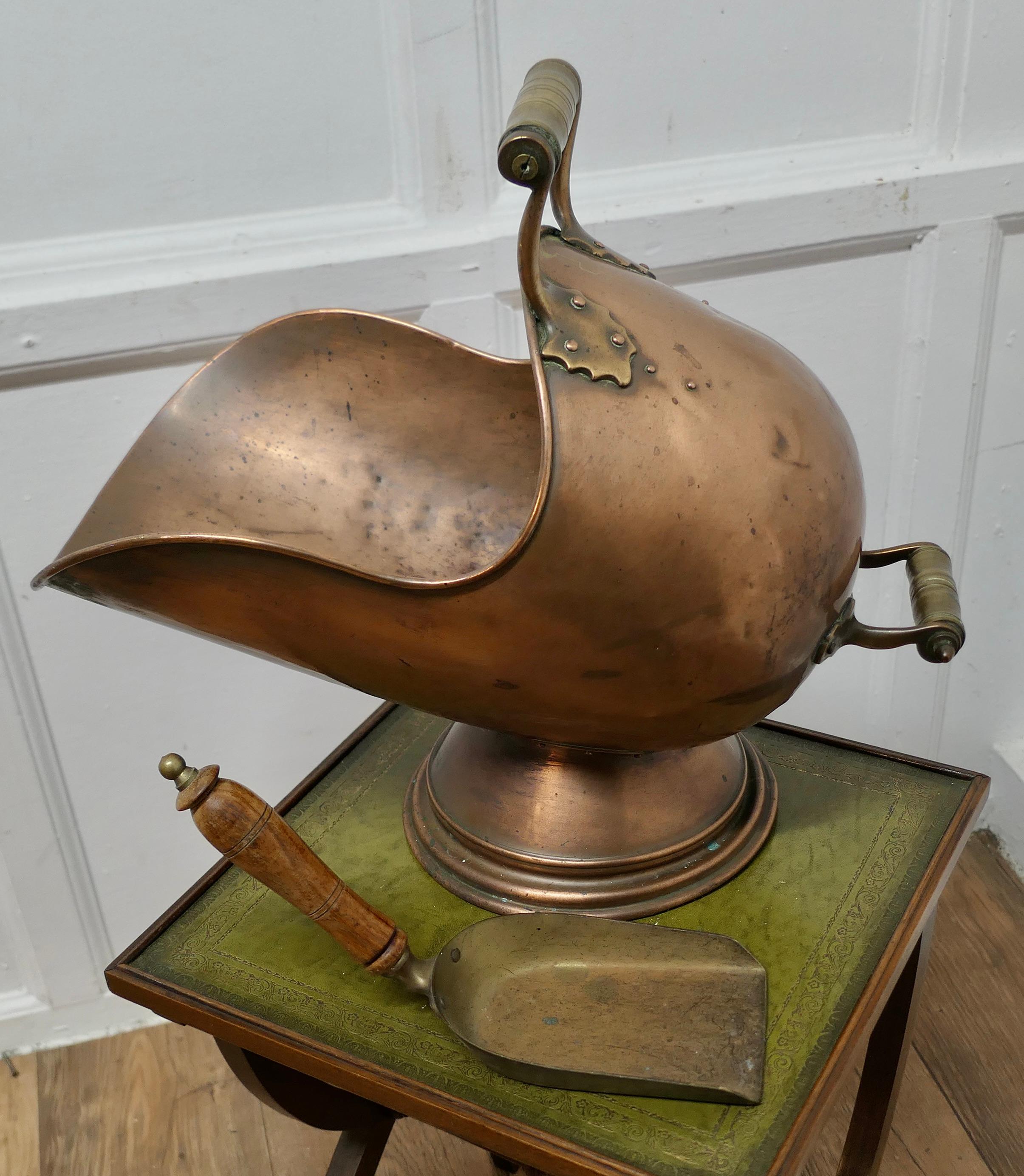 Victorian Copper Helmet Coal Scuttle     For Sale 2