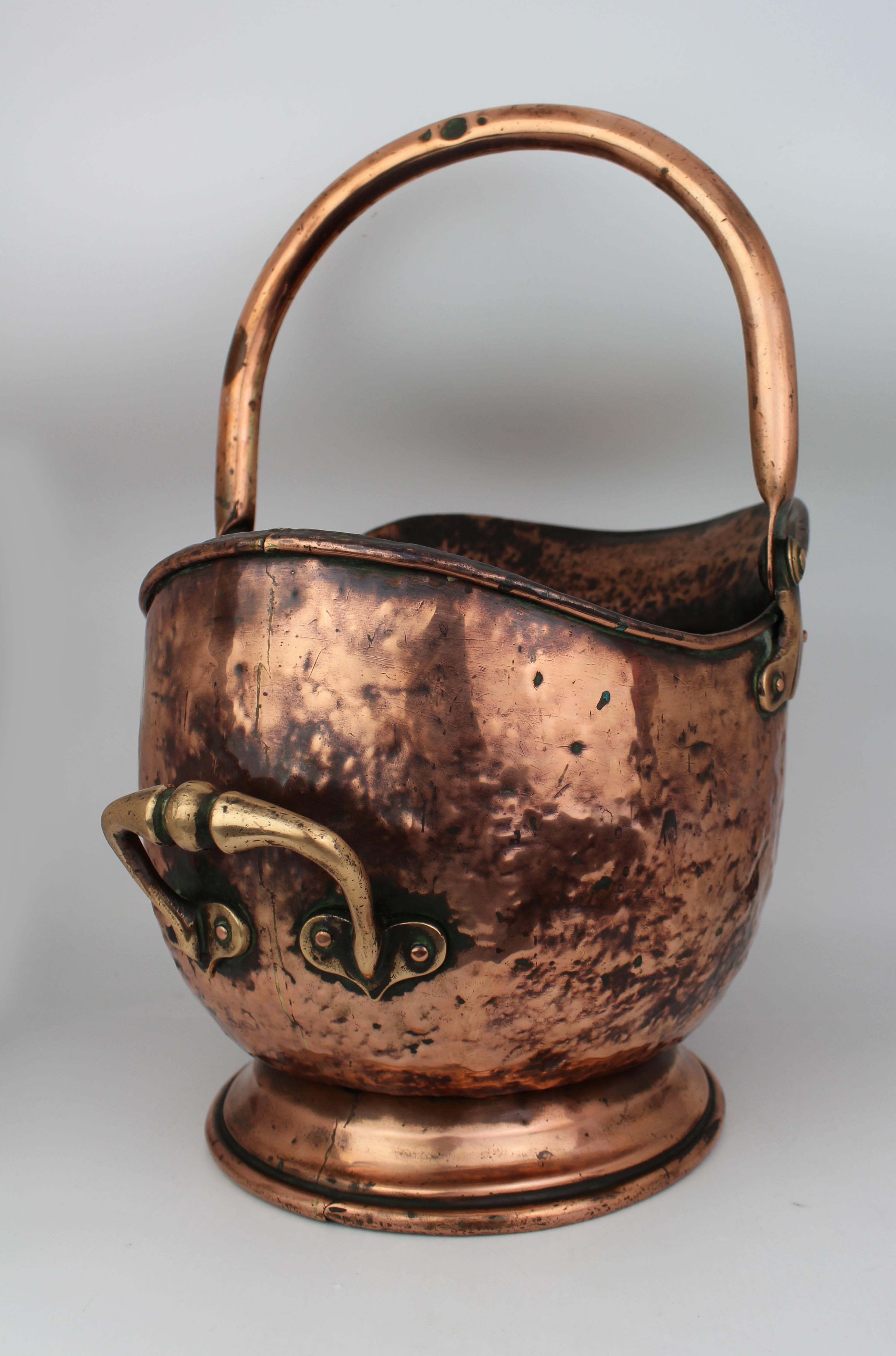 Carbonera victoriana de casco de cobre con monturas de latón, Inglaterra, S. XIX Británico en venta