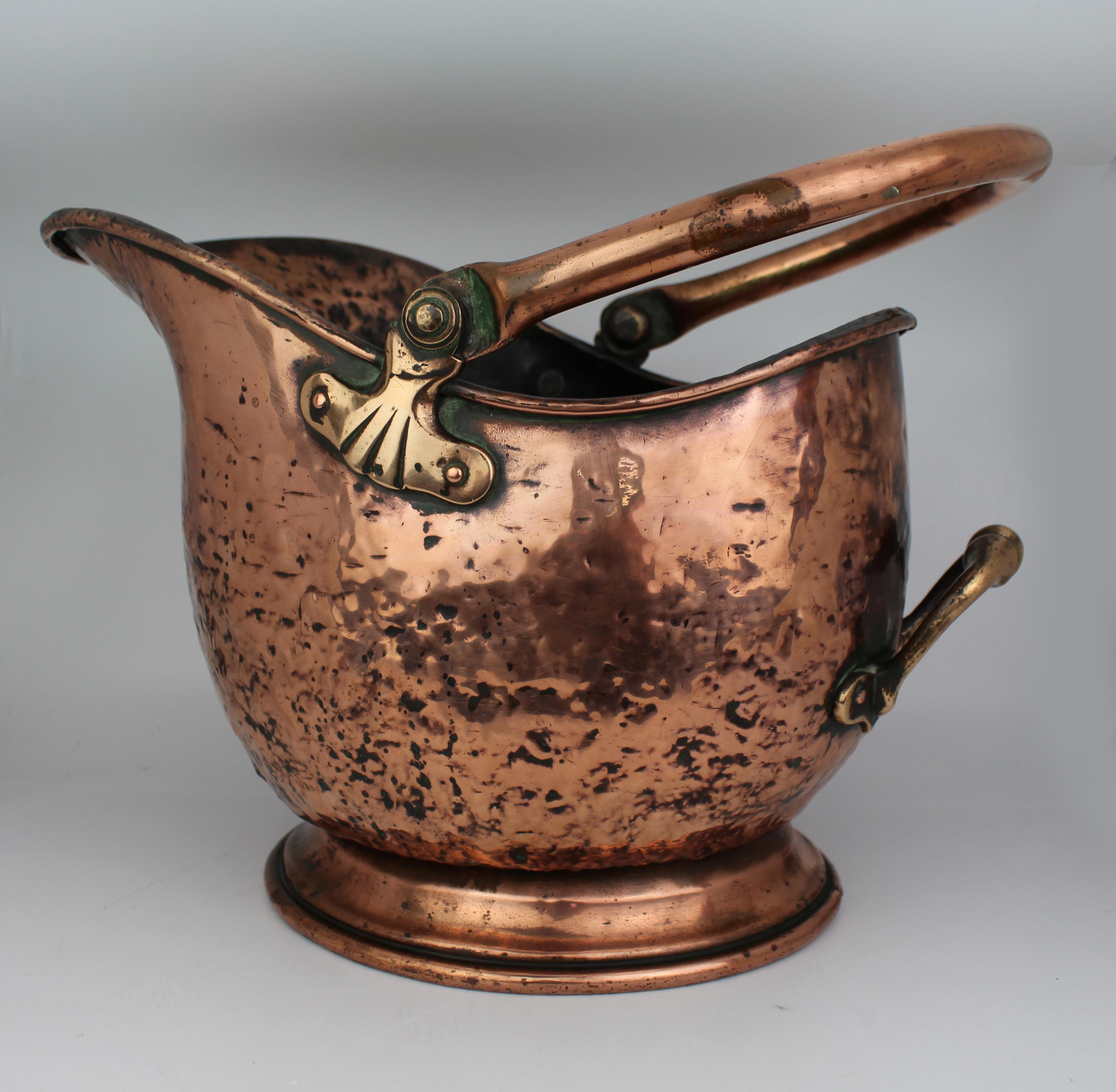 Carbonera victoriana de casco de cobre con monturas de latón, Inglaterra, S. XIX siglo XIX en venta