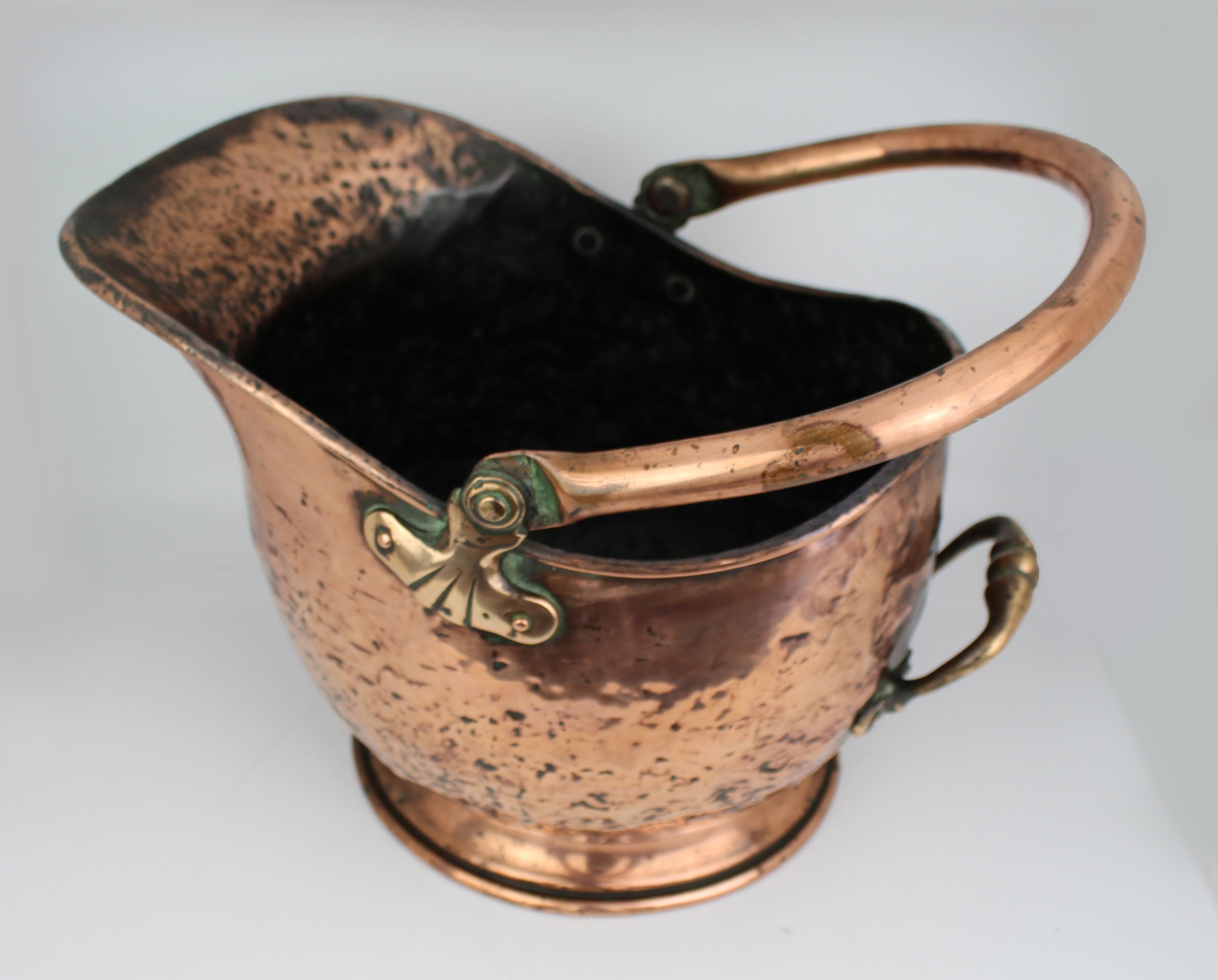 Carbonera victoriana de casco de cobre con monturas de latón, Inglaterra, S. XIX Cobre en venta