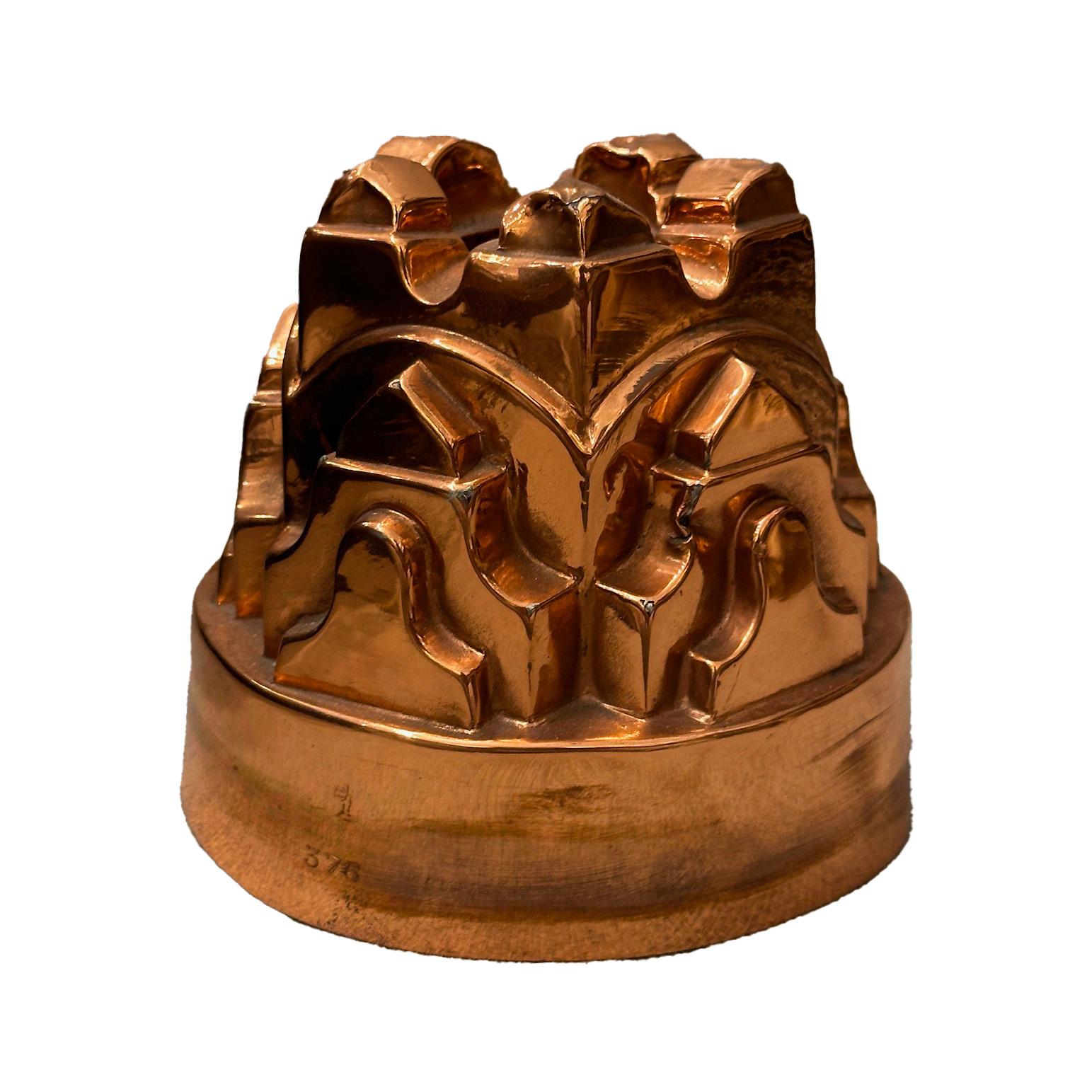 Fino molde de pudding de cobre antiguo inglés victoriano de finales del siglo XIX, con una rica pátina, el cuerpo estampado con la marca oval del minorista: 