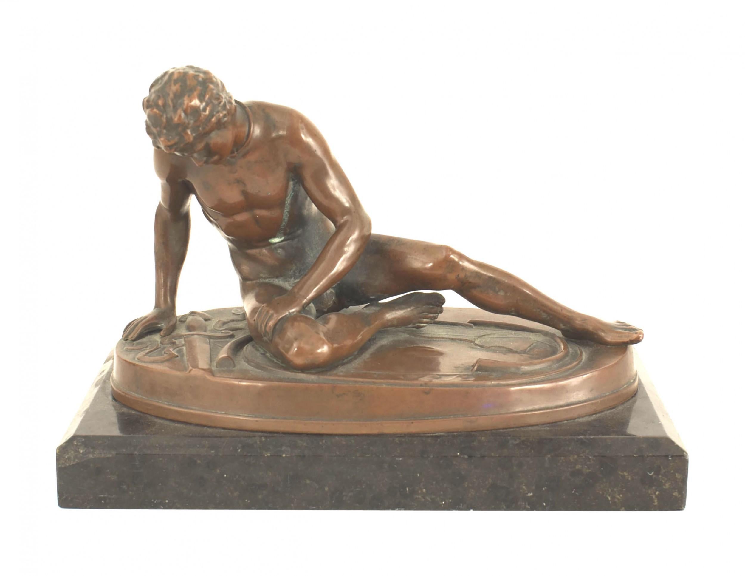 Figura reclinabile in rame di epoca vittoriana che emana da una piattaforma ovale ed è montata su una base di marmo nero. (Copia della Gallia morente ellenistica)