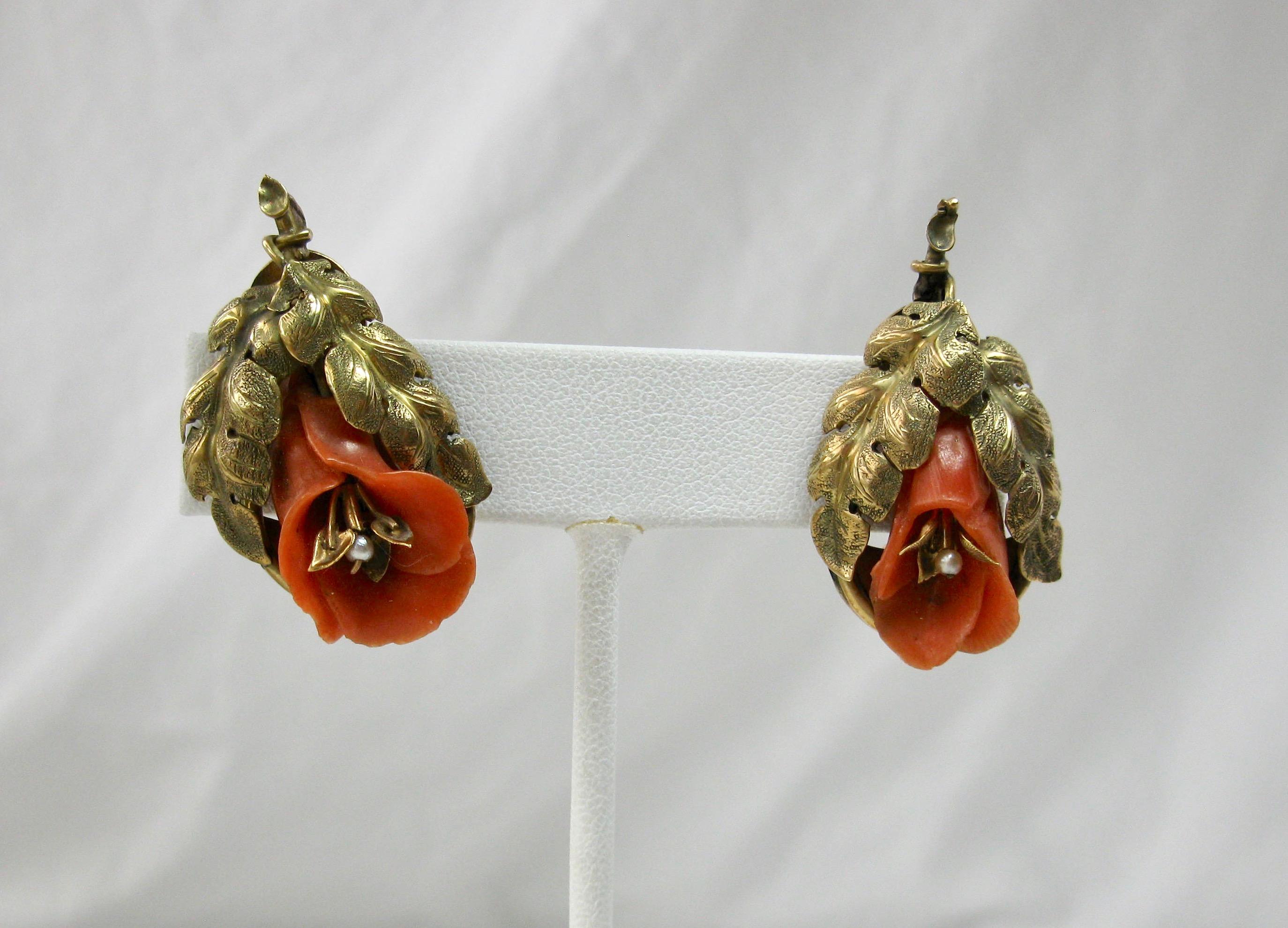 Boucles d'oreilles et broche victoriennes en or 14 carats avec motif de feuilles de fleurs et corail, c. 1870 Pour femmes en vente